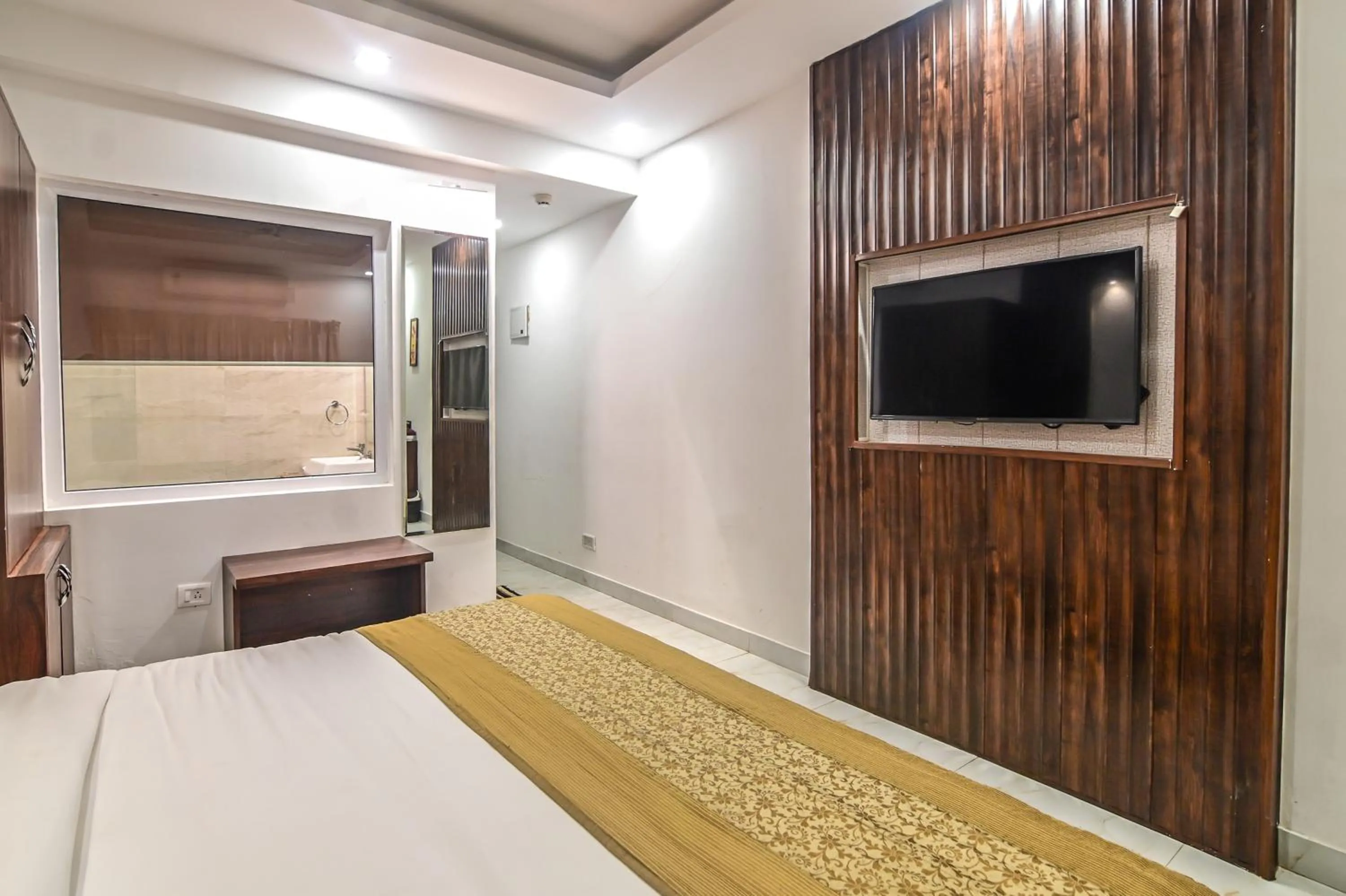 TV and multimedia, Bed in De Falcon Goa Beach Resort