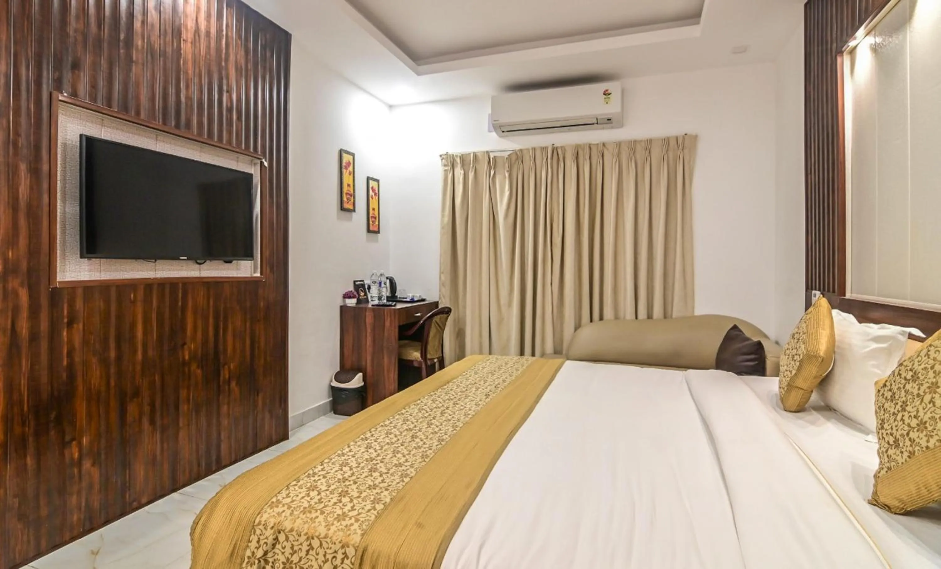 TV and multimedia, Bed in De Falcon Goa Beach Resort