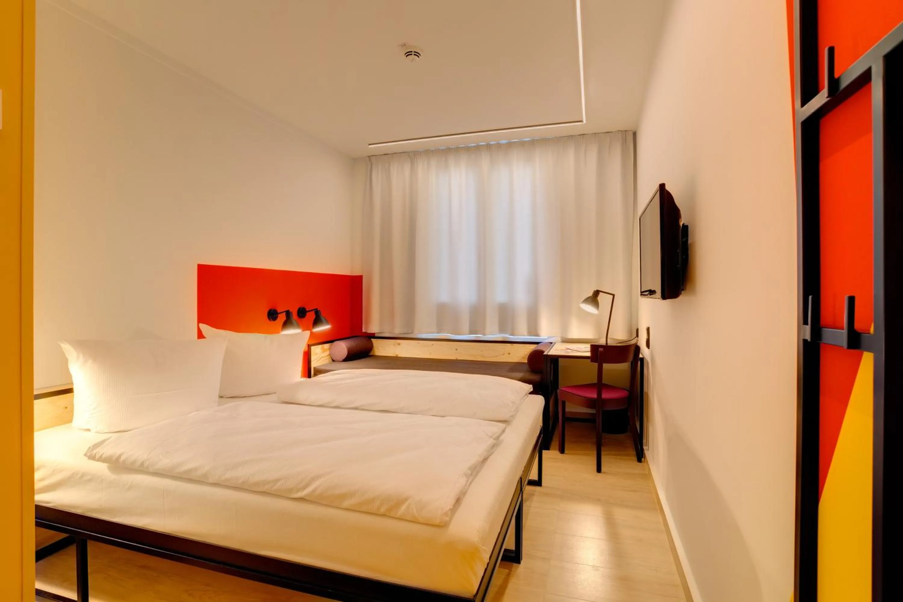 Bedroom, Bed in MEININGER Hotel Leipzig Hauptbahnhof