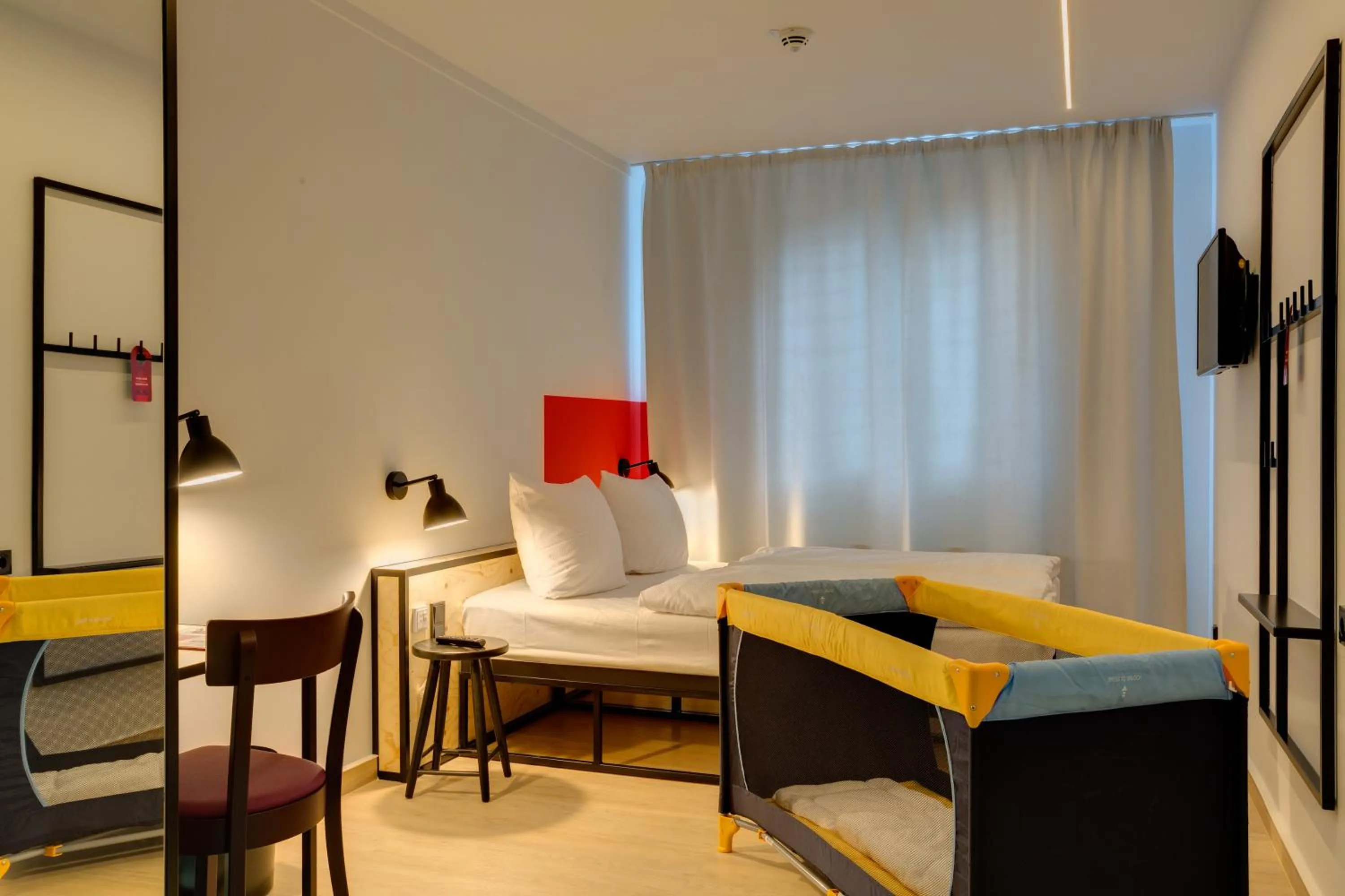 Bedroom, Bed in MEININGER Hotel Leipzig Hauptbahnhof