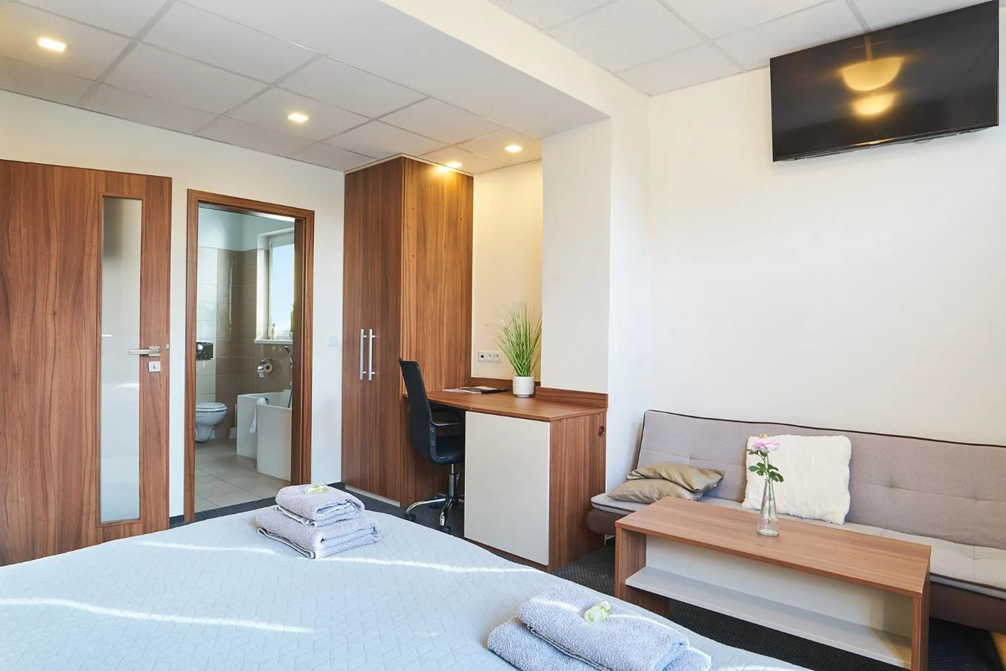 Property building, Bed in Wellness Hotel Kocanda
