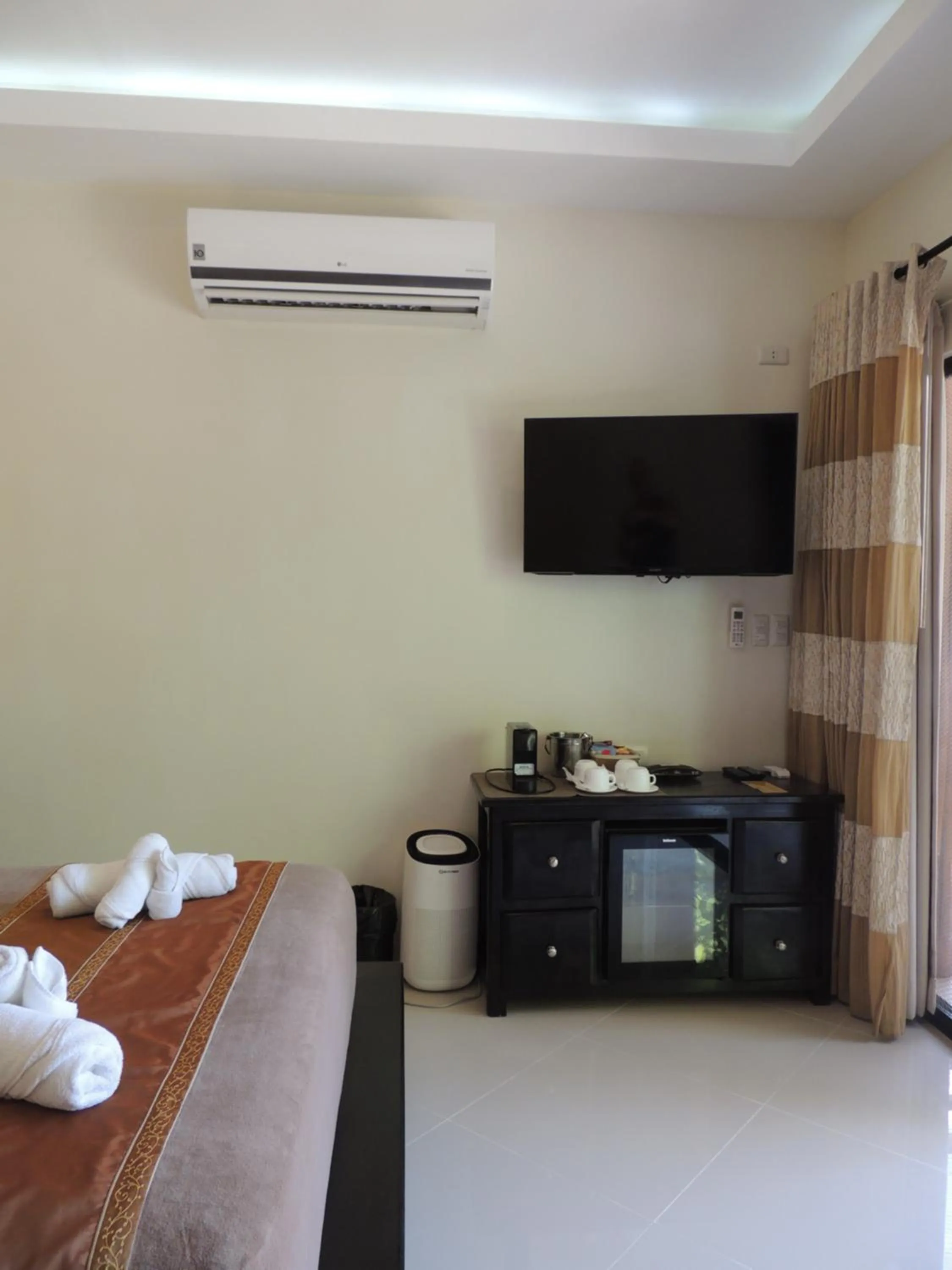 Coffee/tea facilities in AJ's Place Beach Resort