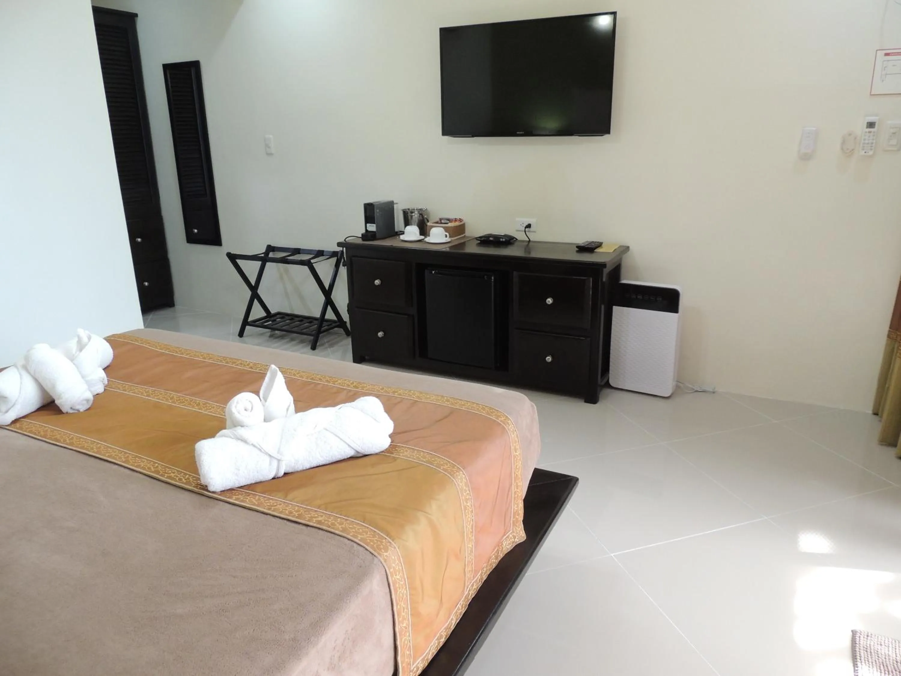 Coffee/tea facilities, Bed in AJ's Place Beach Resort