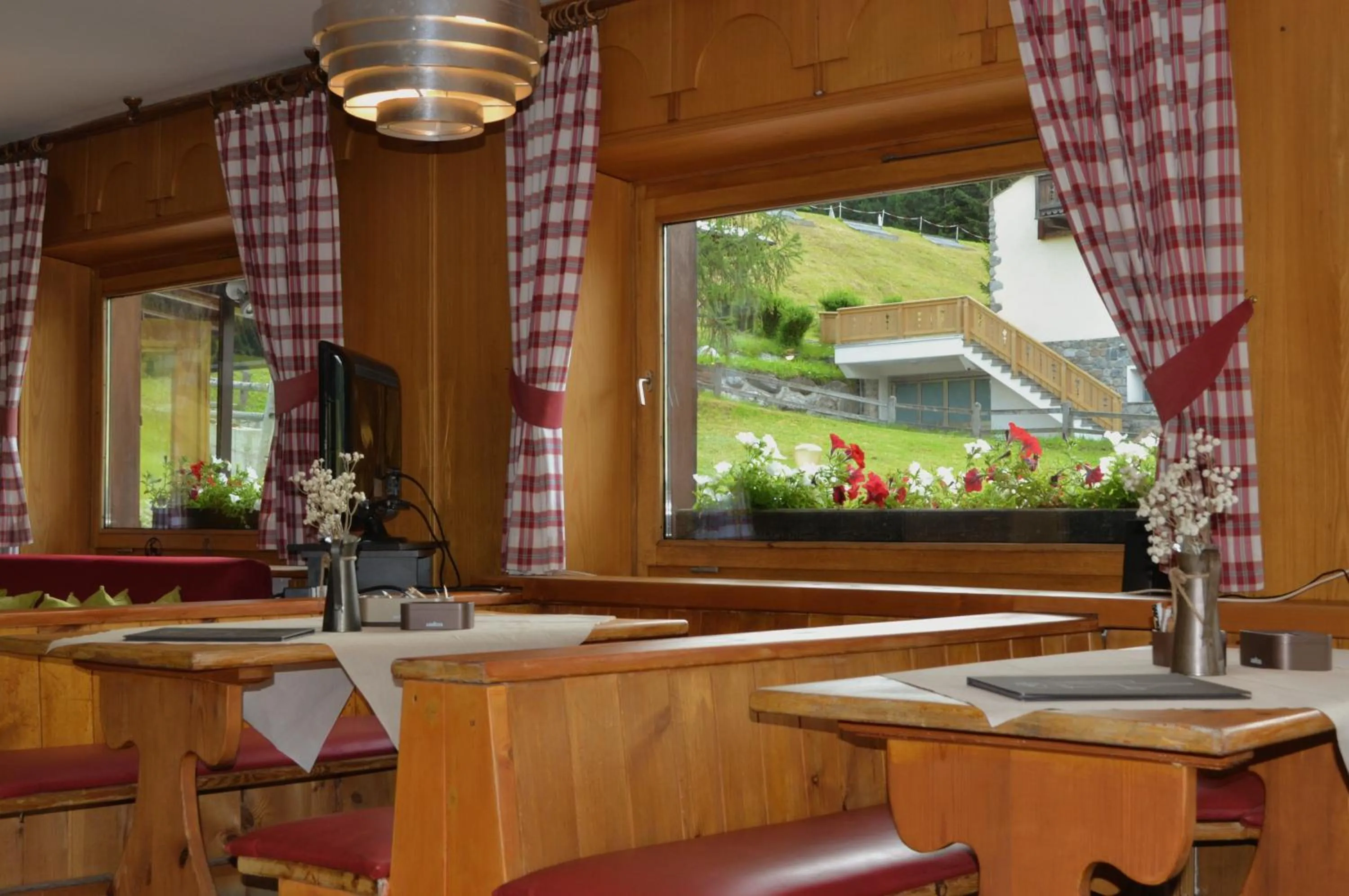 Communal lounge/ TV room in Hotel Teola