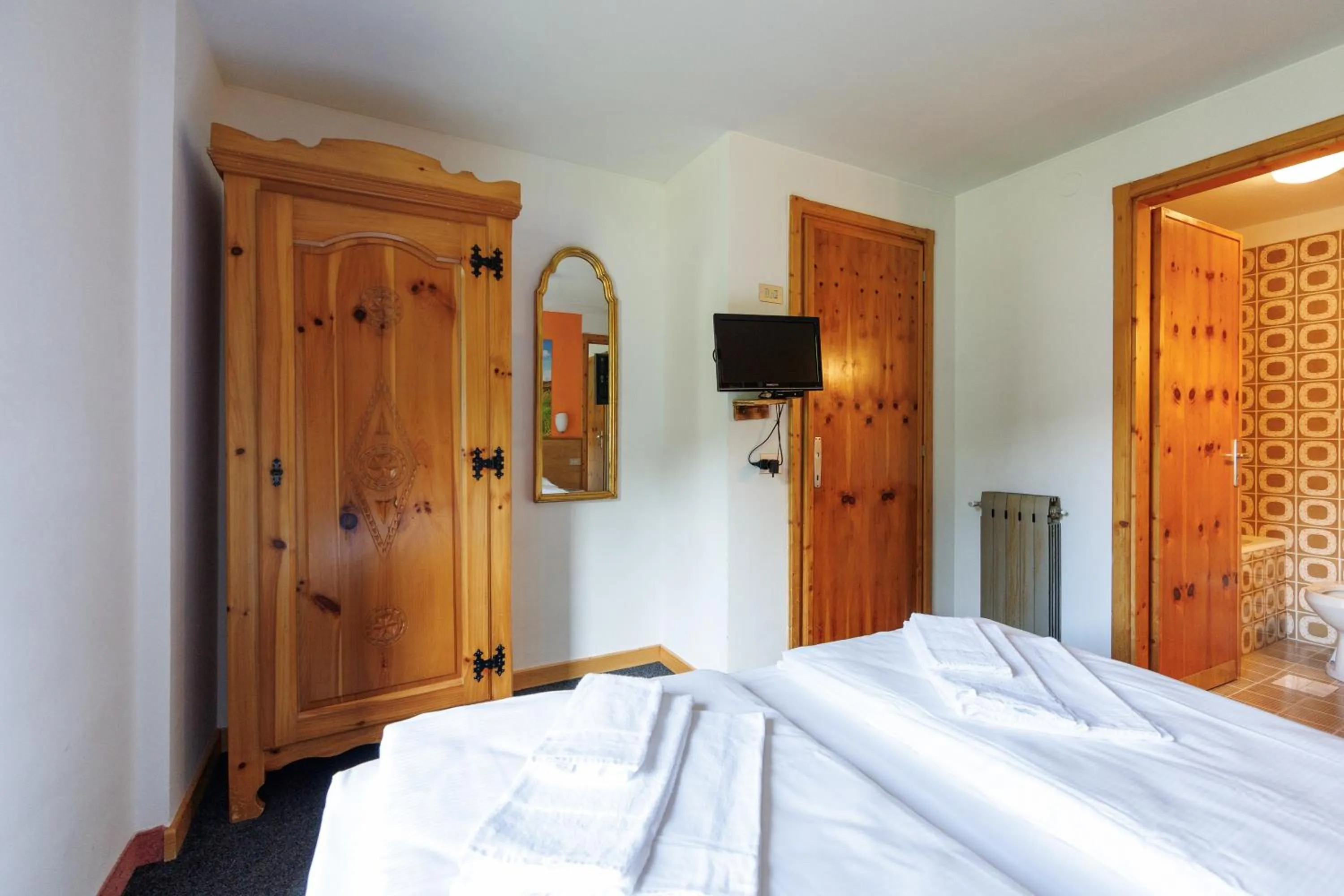 Photo of the whole room, Bed in Hotel Teola