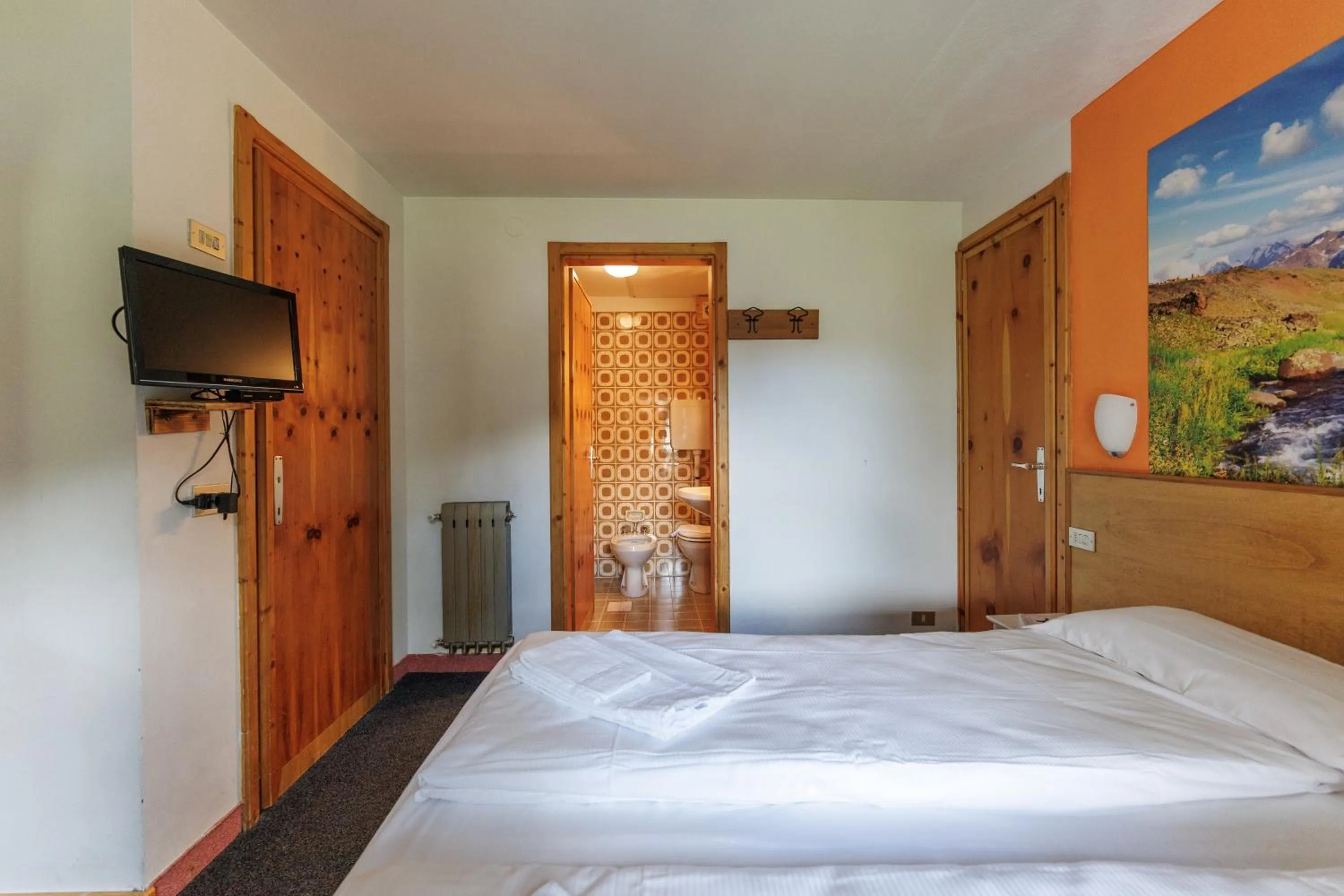 Bathroom, Bed in Hotel Teola