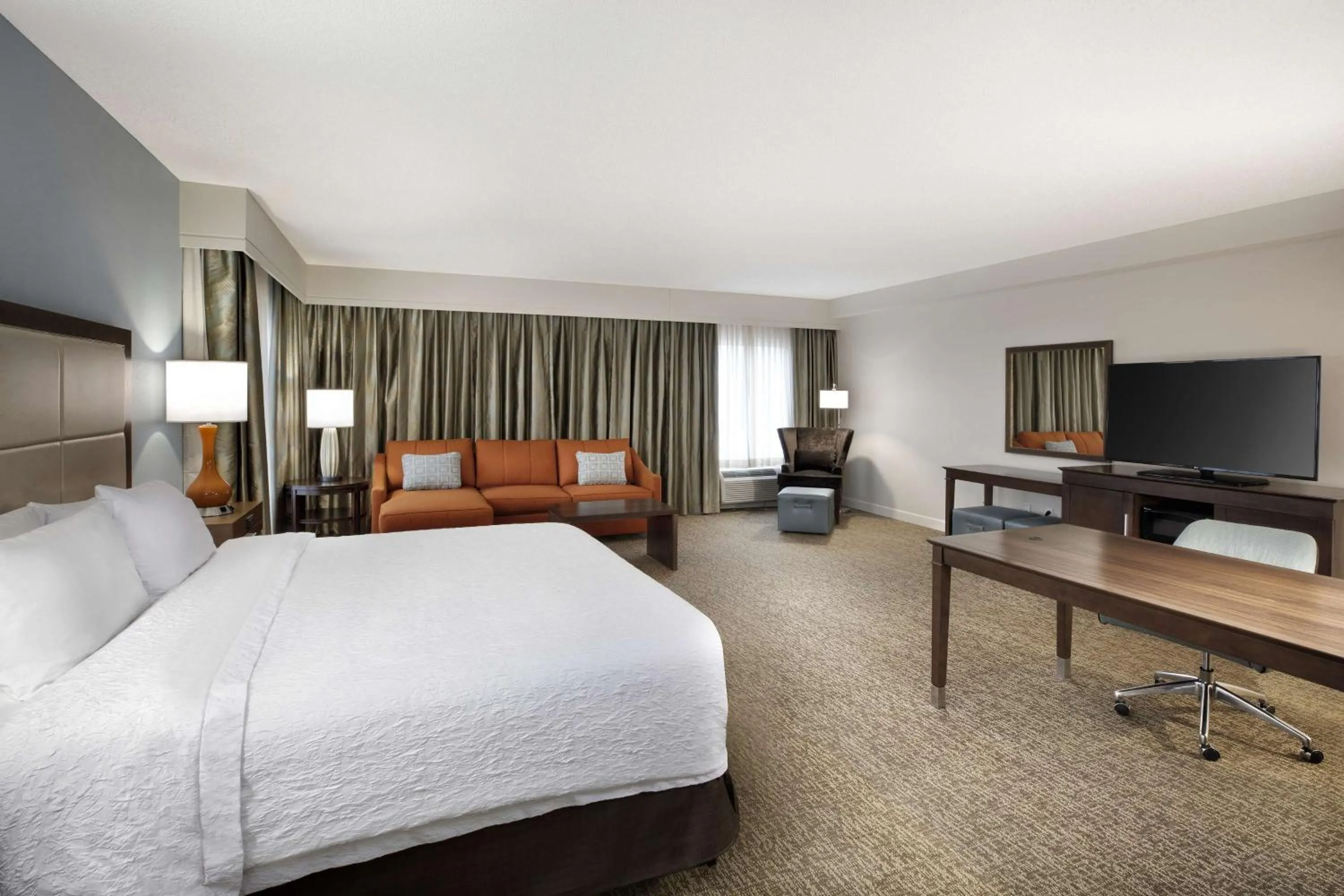 Bedroom, Bed in Hampton Inn West Palm Beach Central Airport