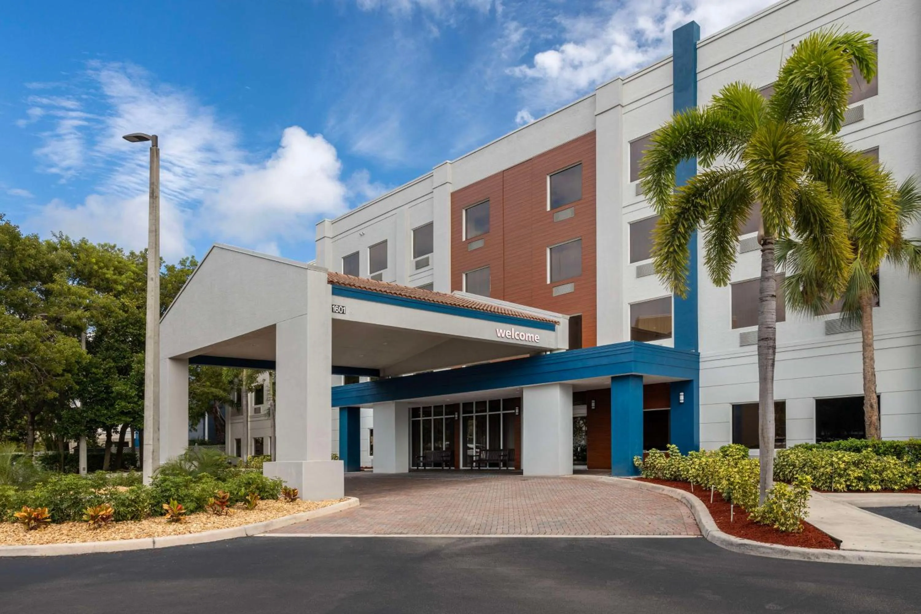 Property building in Hampton Inn West Palm Beach Central Airport