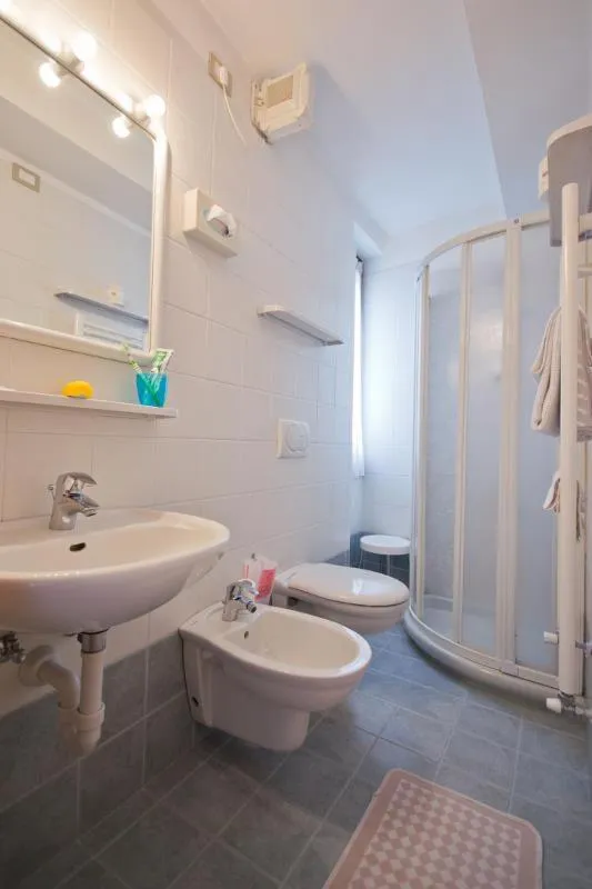 Shower in Meublé Albergo Dante