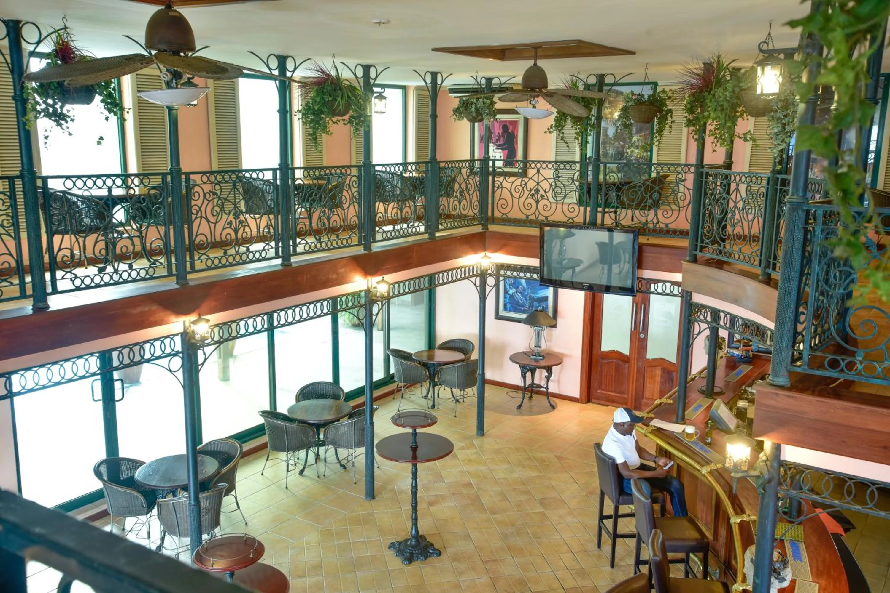 Restaurant/places to eat in Harbour View Suites