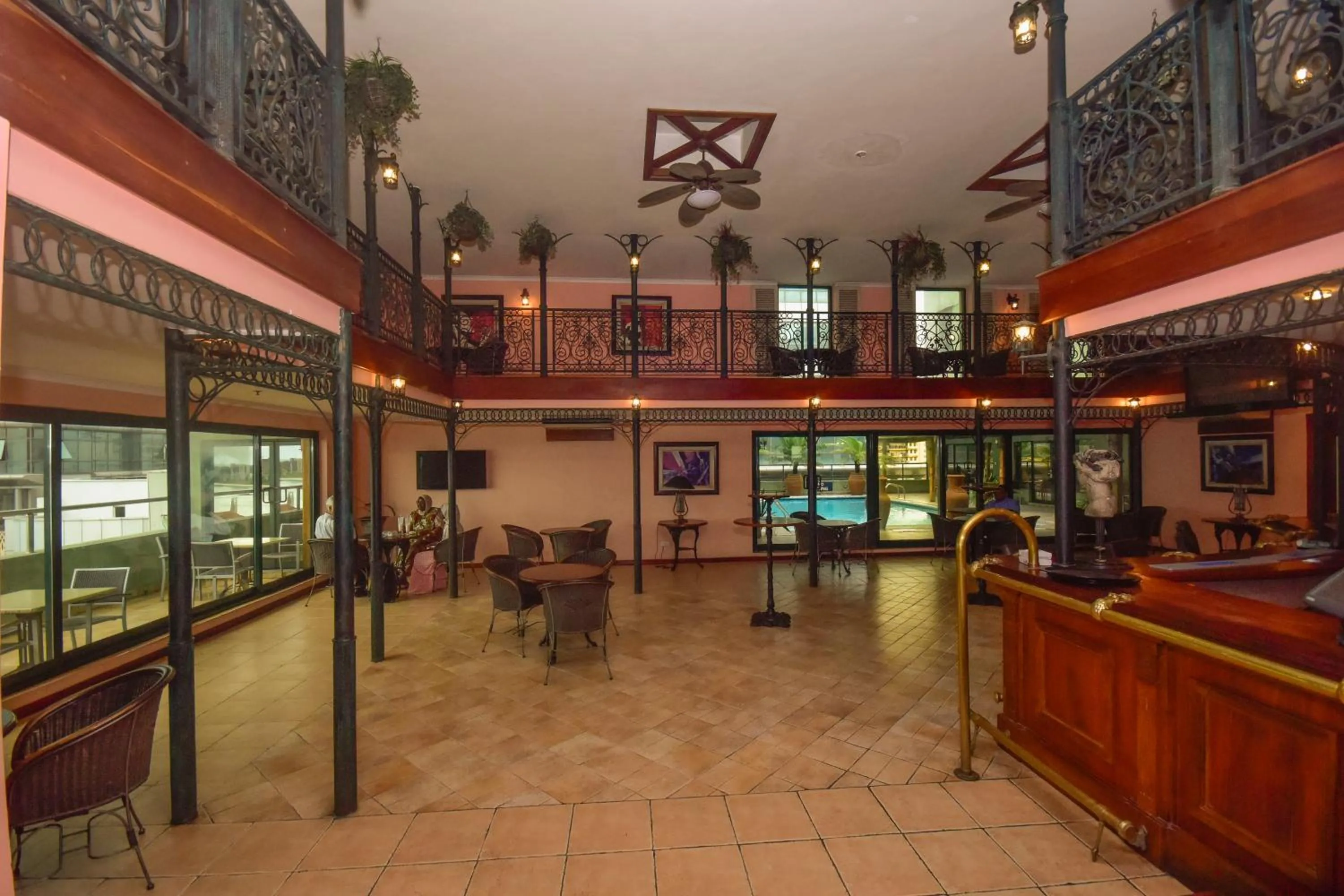 Restaurant/places to eat in Harbour View Suites