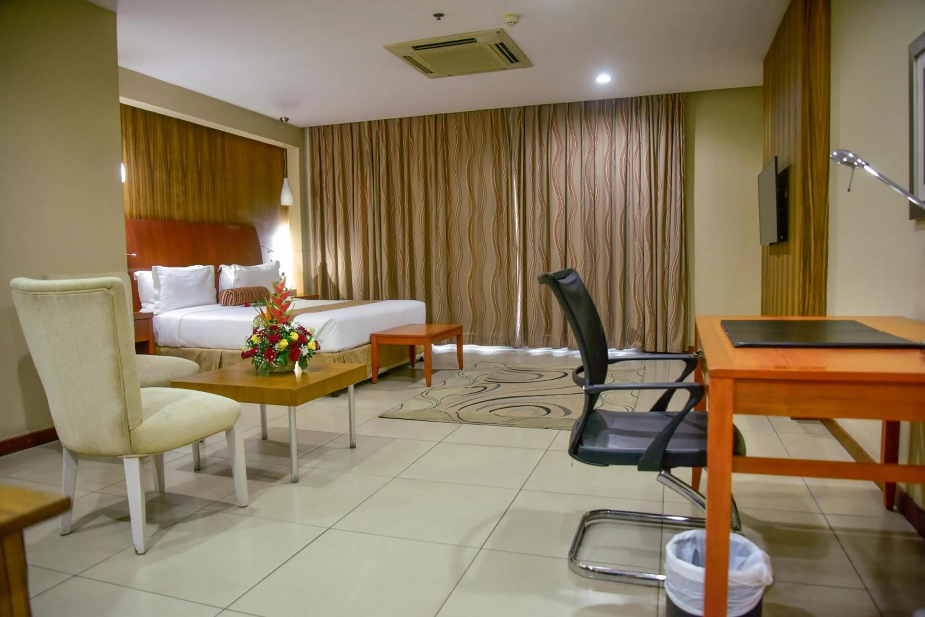 Bedroom, Bed in Harbour View Suites