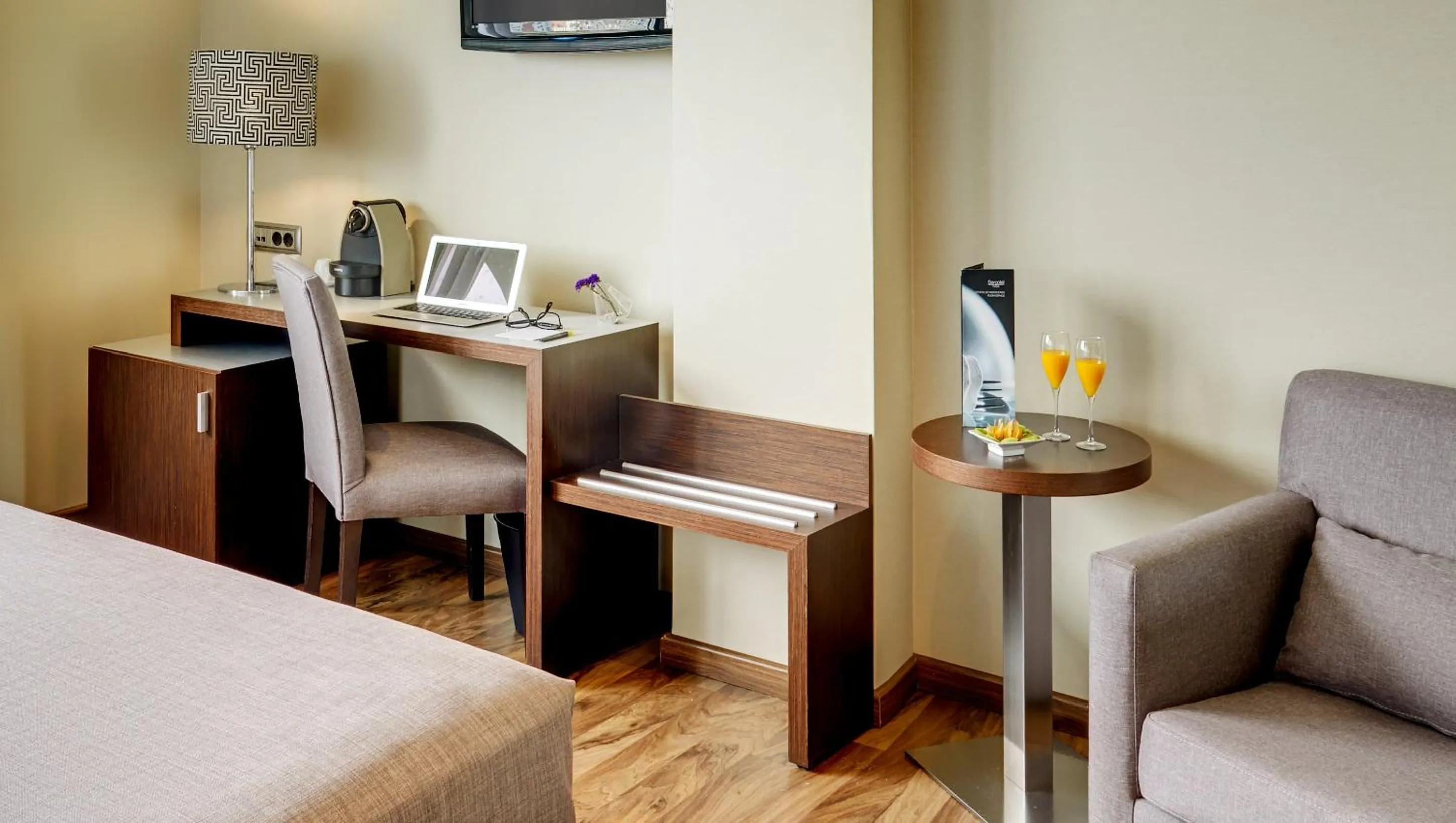 Photo of the whole room in Sercotel JC1 Murcia