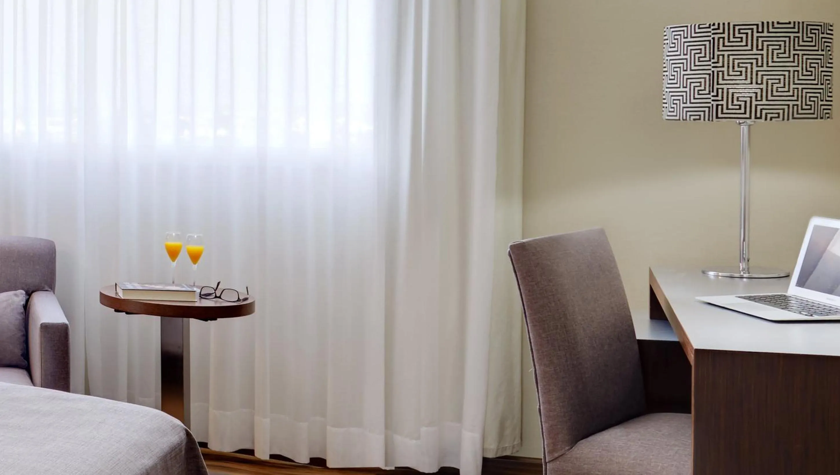 Photo of the whole room, Bed in Sercotel JC1 Murcia