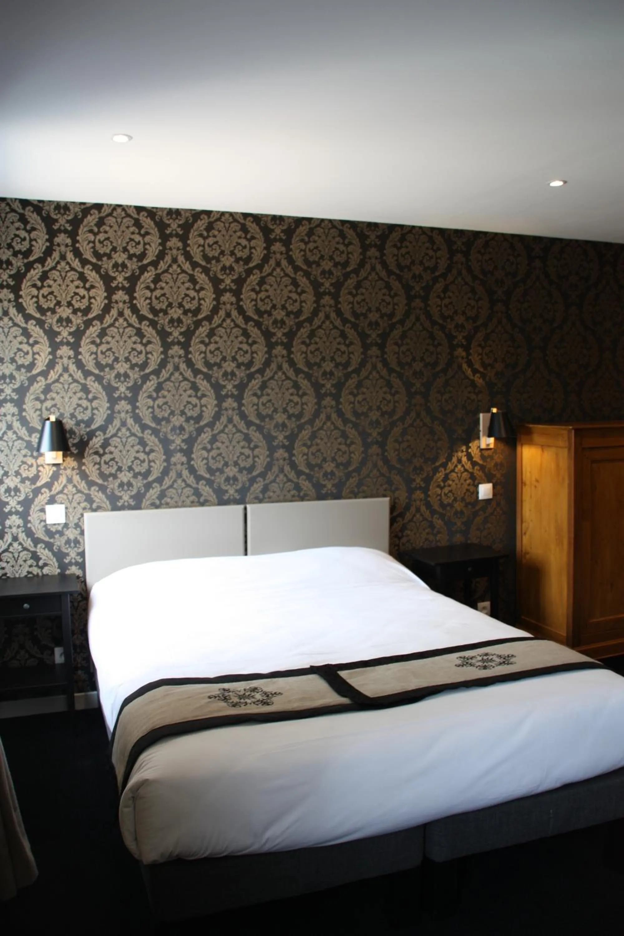 Photo of the whole room, Bed in L'Auberge du Port des Roches