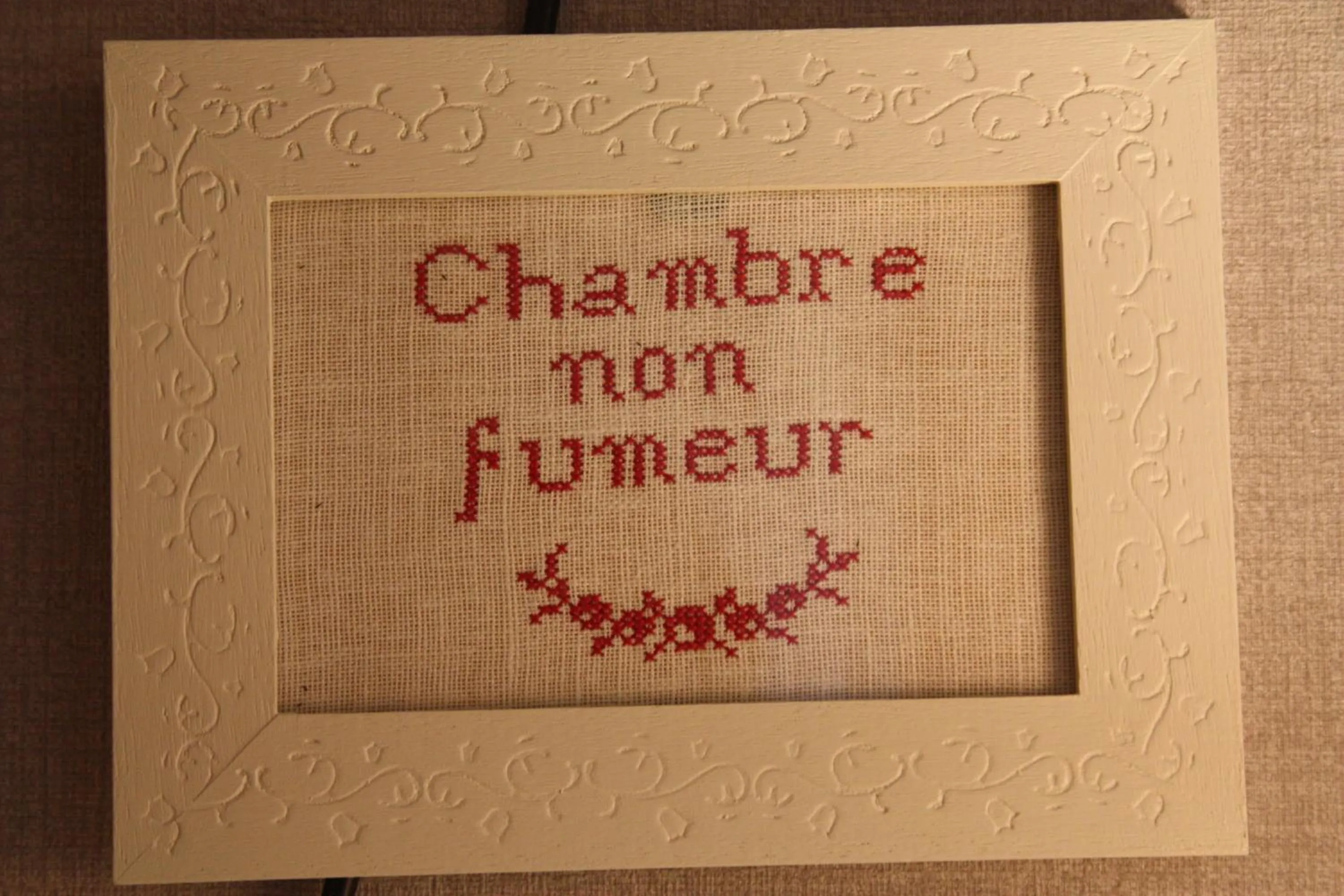 Text overlay in L'Auberge du Port des Roches