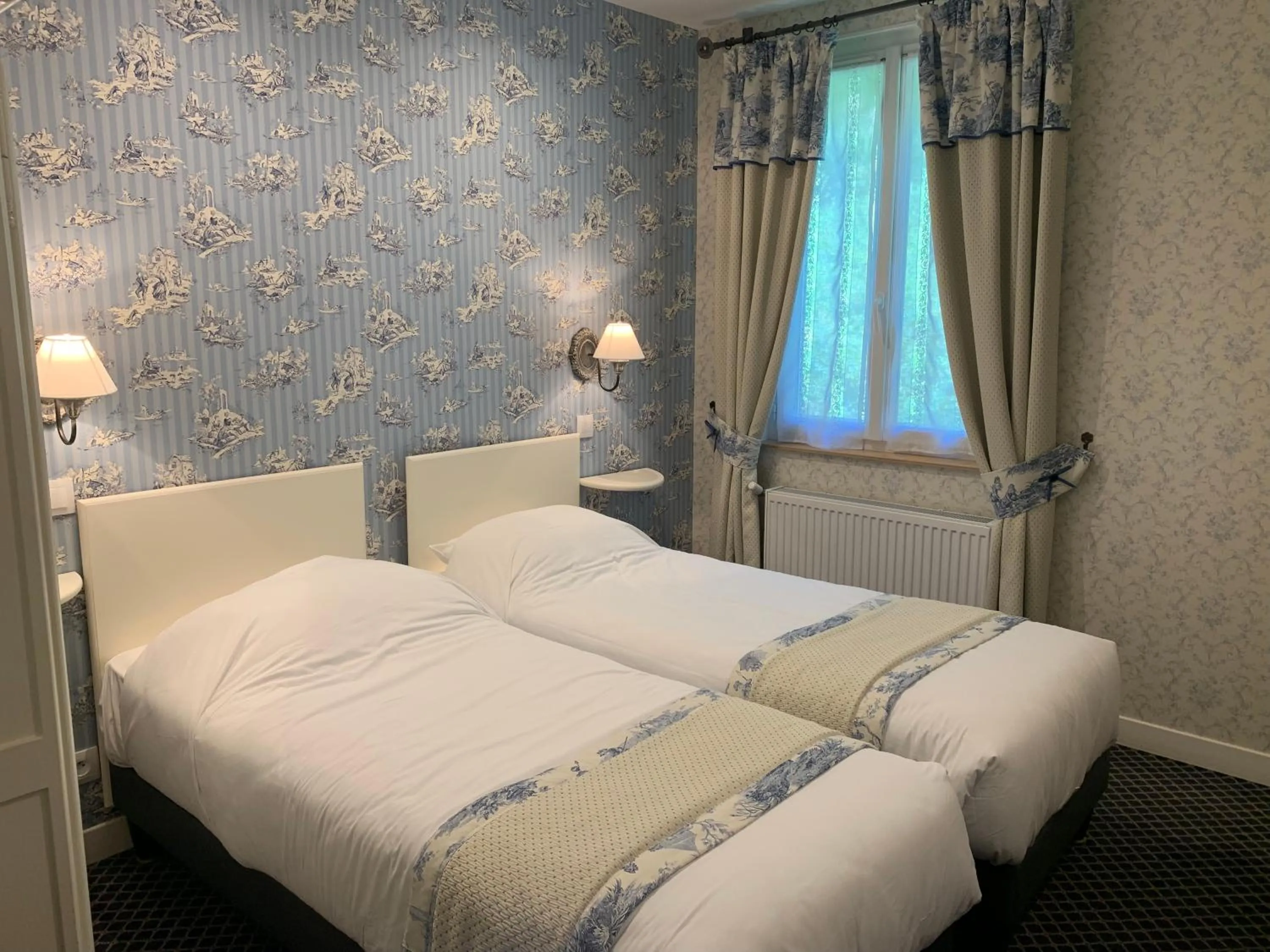 Bed in L'Auberge du Port des Roches