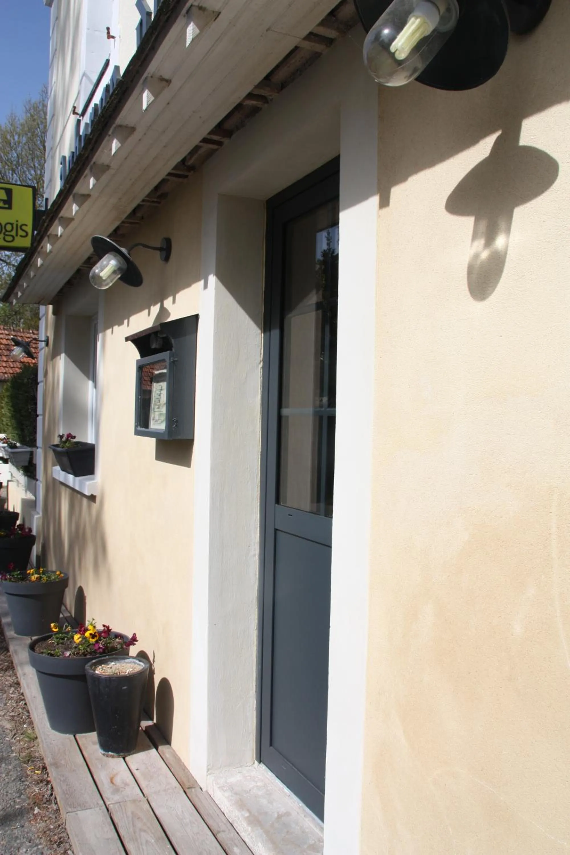 Facade/entrance in L'Auberge du Port des Roches