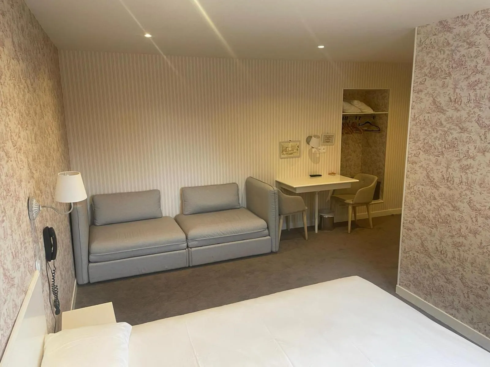 Bed in Logis Hôtel Auberge du Port des Roches