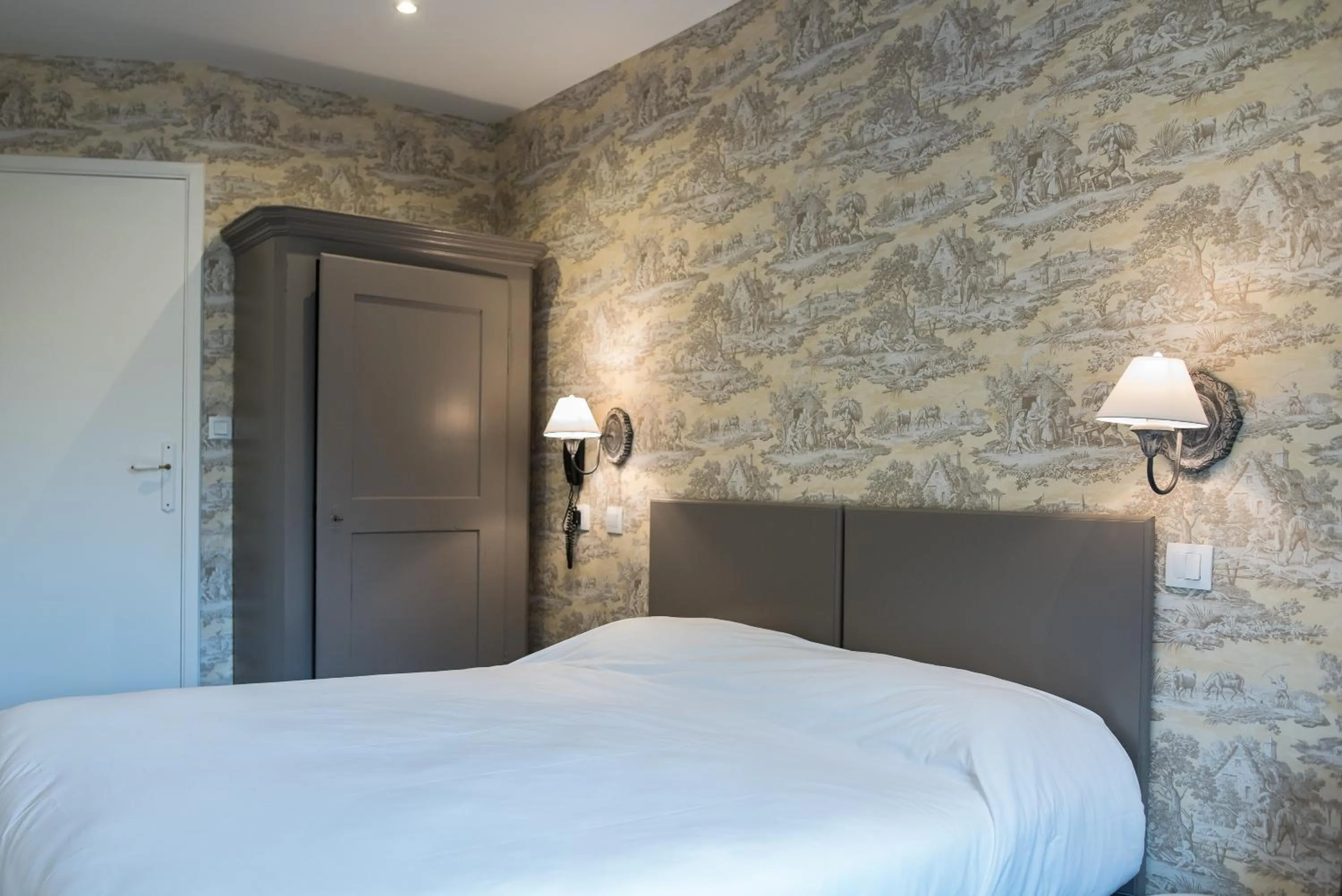 Bedroom, Bed in L'Auberge du Port des Roches