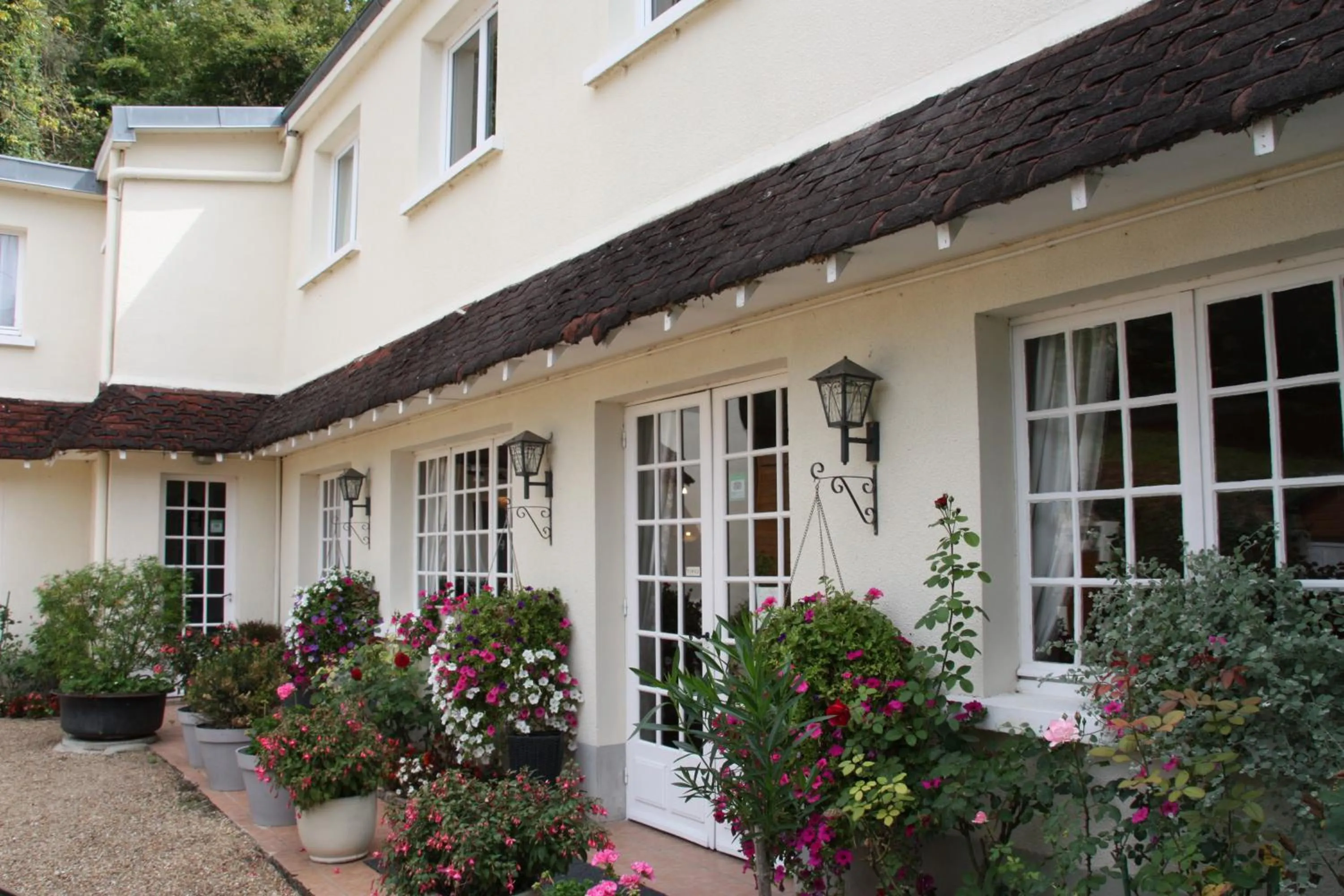 Facade/entrance in L'Auberge du Port des Roches