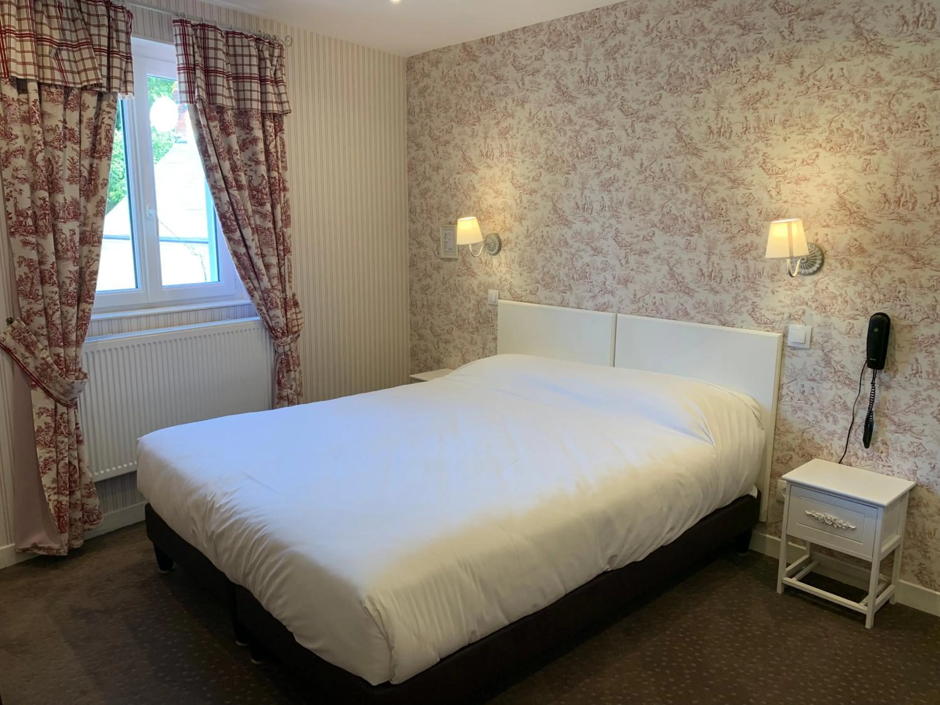 Bed in L'Auberge du Port des Roches