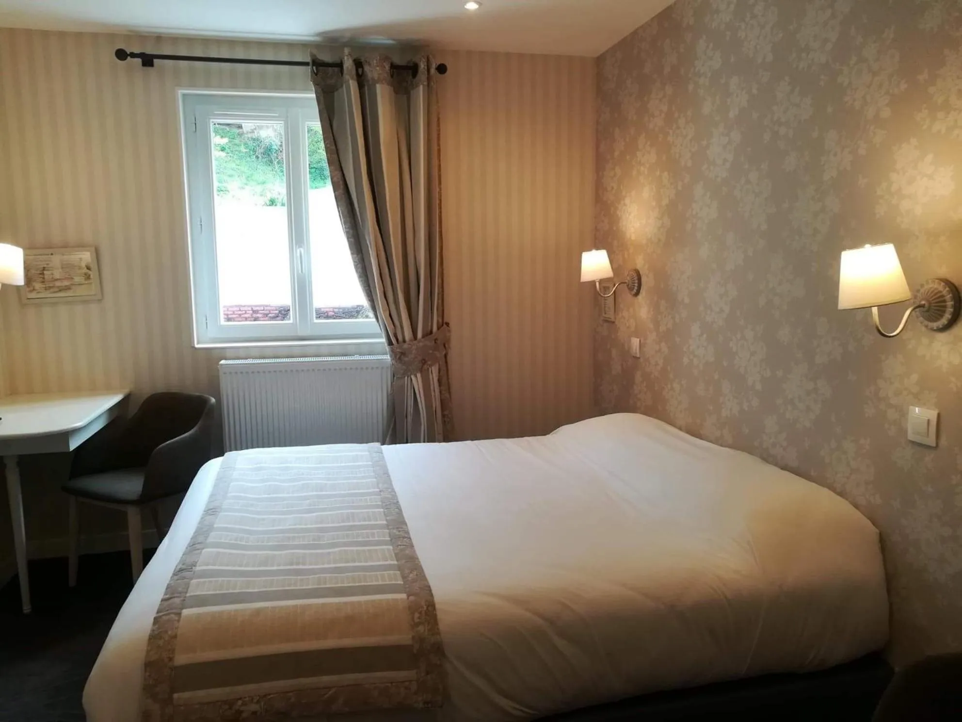 Bed in L'Auberge du Port des Roches