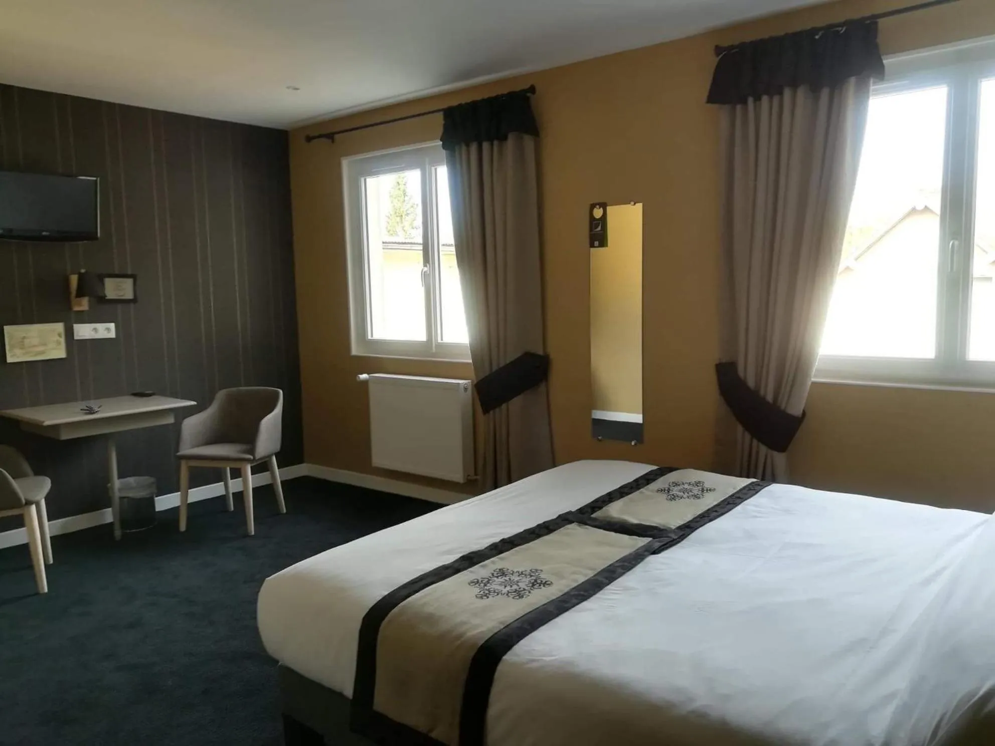 Photo of the whole room, Bed in L'Auberge du Port des Roches