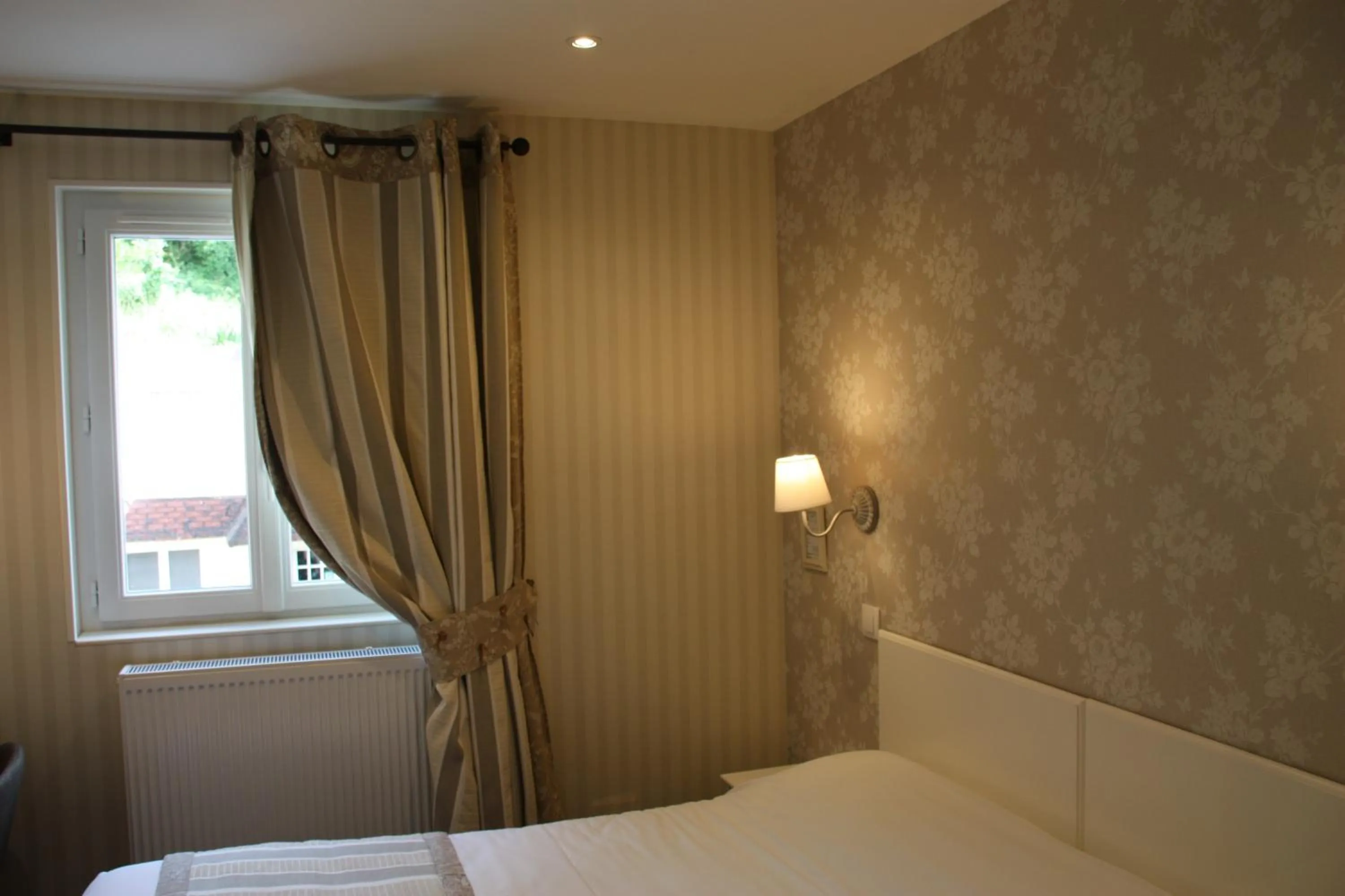 Bedroom, Bed in L'Auberge du Port des Roches