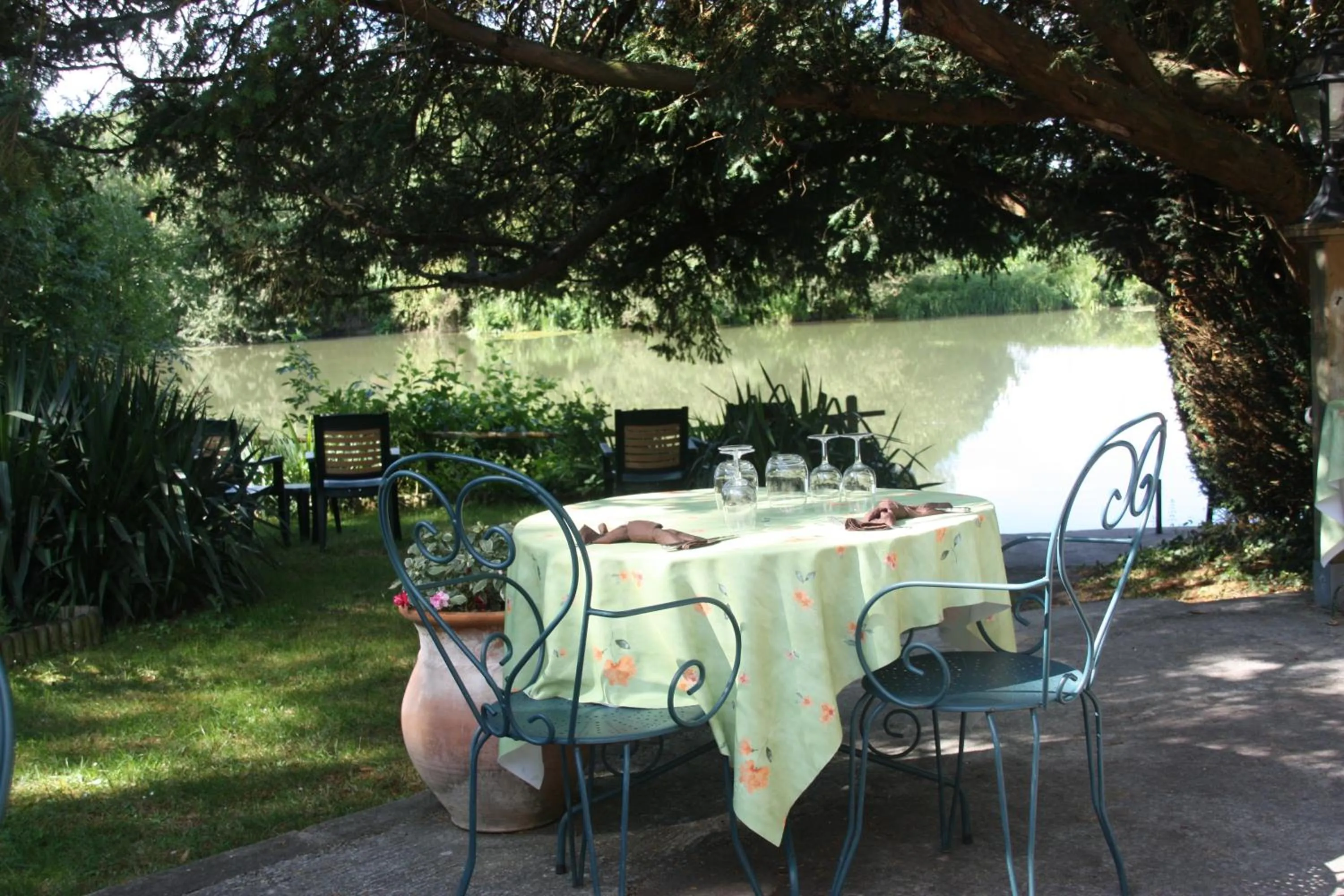 Patio in L'Auberge du Port des Roches
