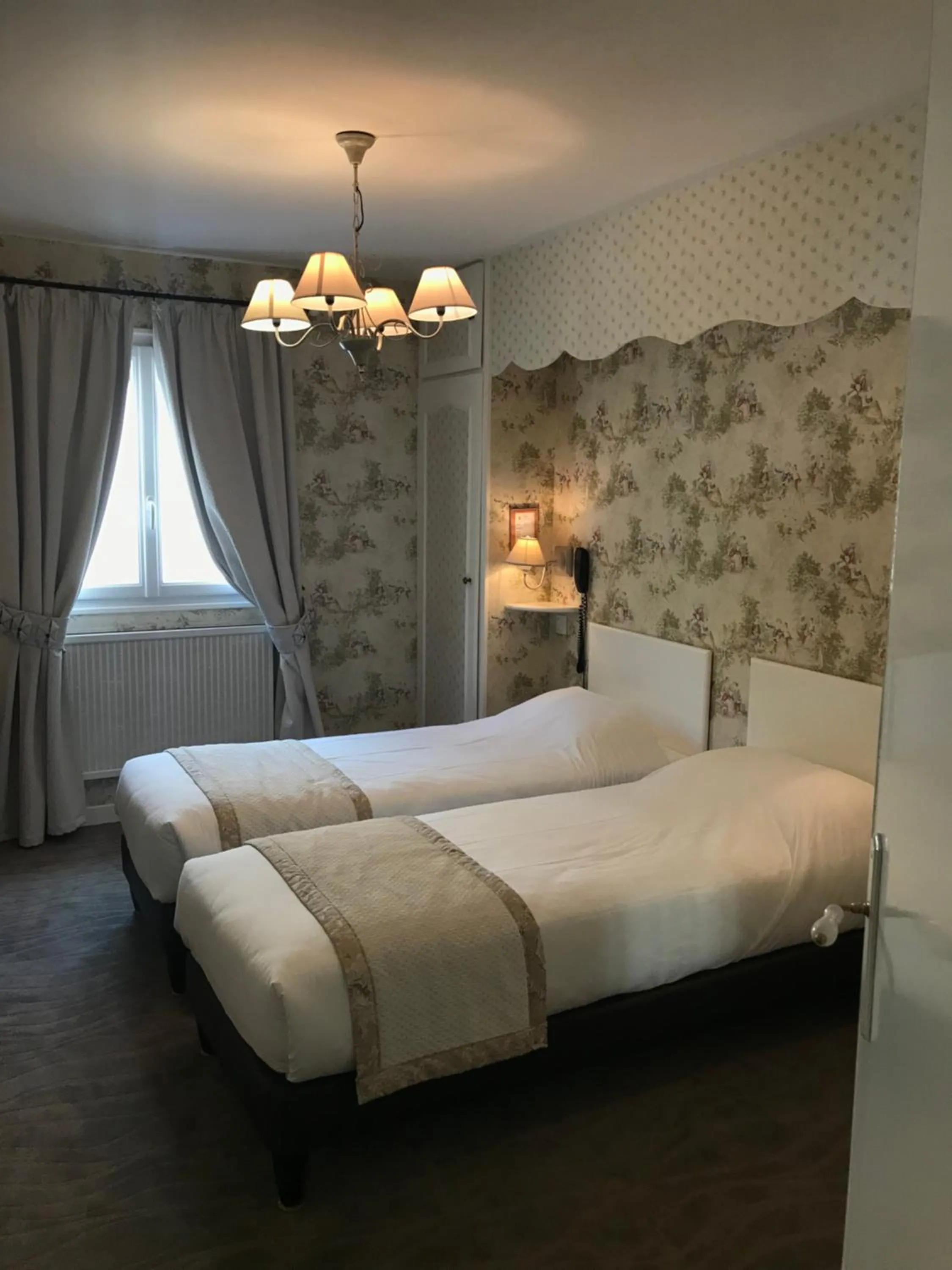 Photo of the whole room, Bed in L'Auberge du Port des Roches