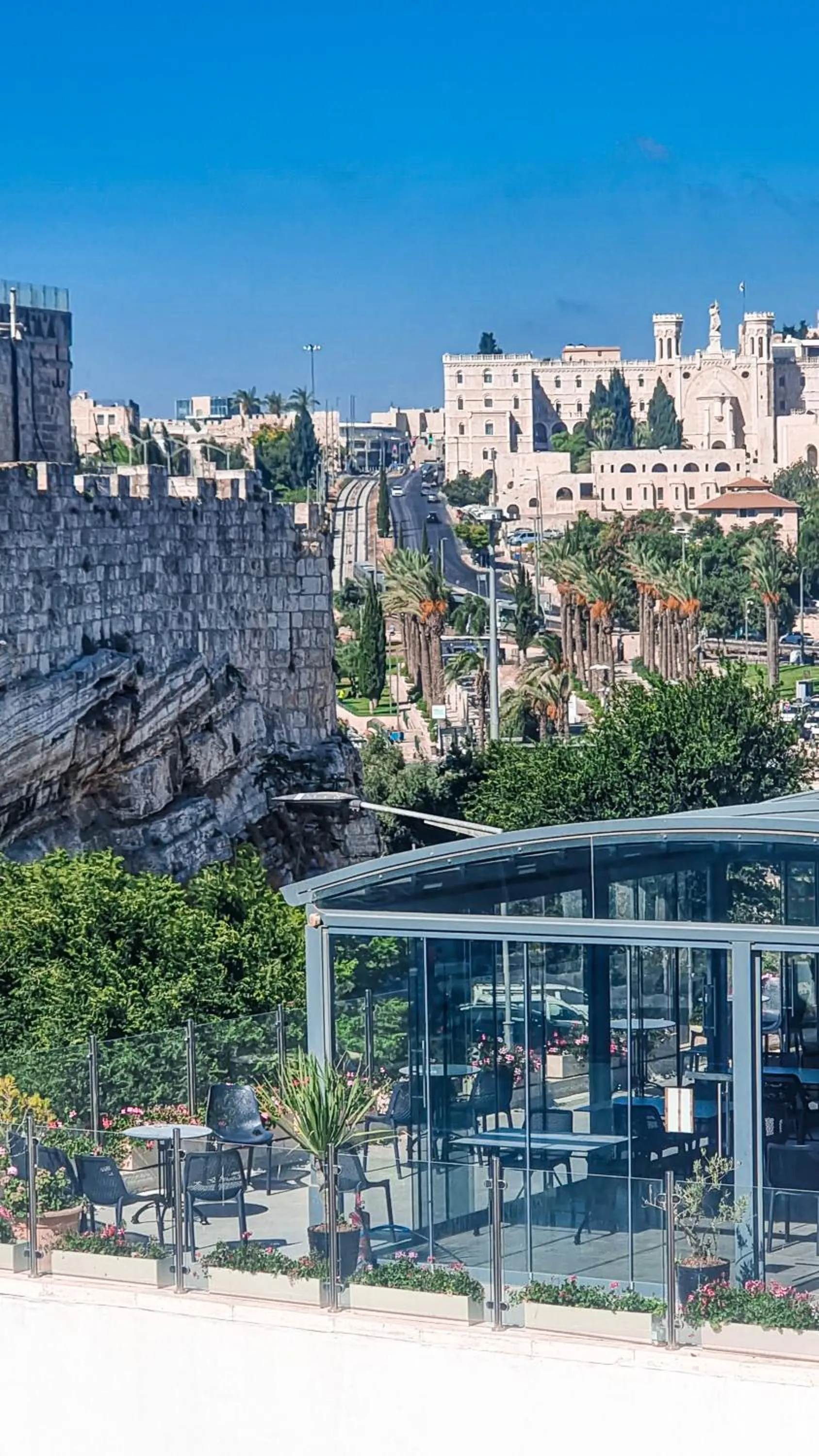 Property building in Golden Walls Hotel