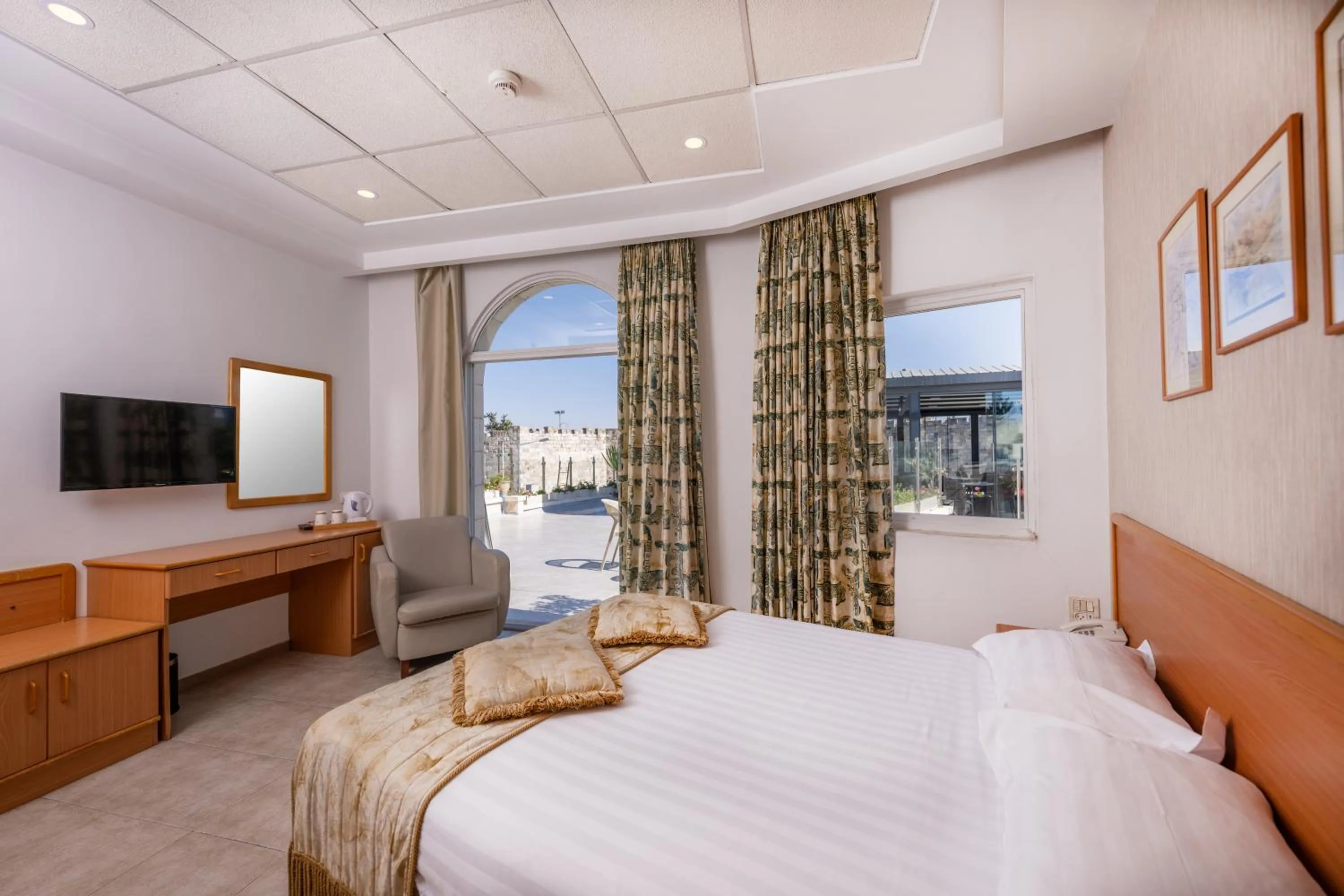 Bedroom, Bed in Golden Walls Hotel