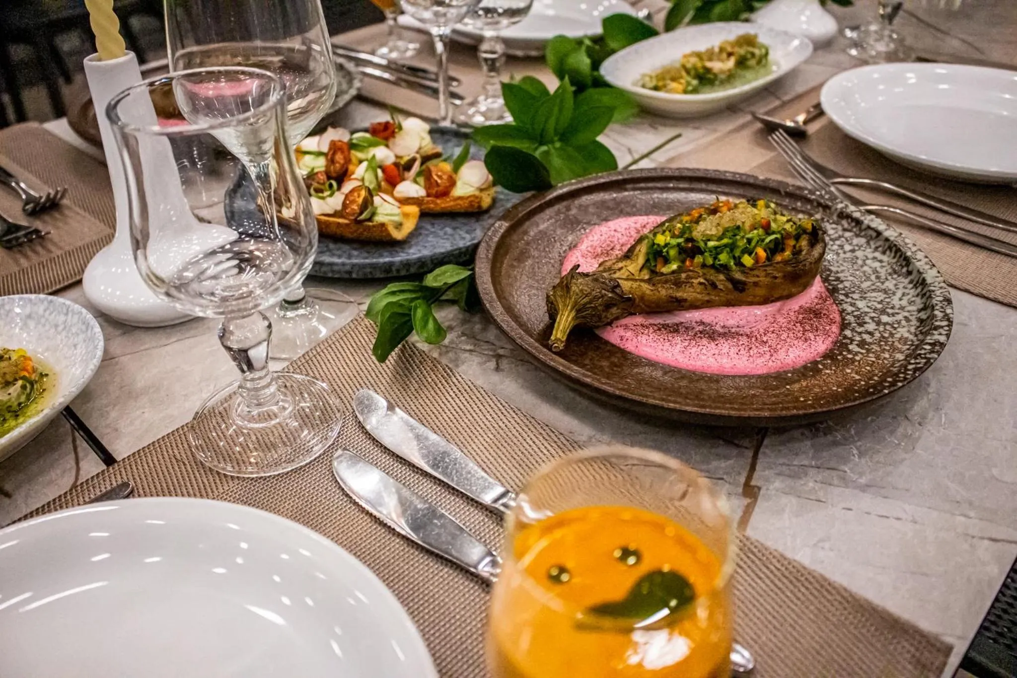 Restaurant/places to eat in Golden Walls Hotel