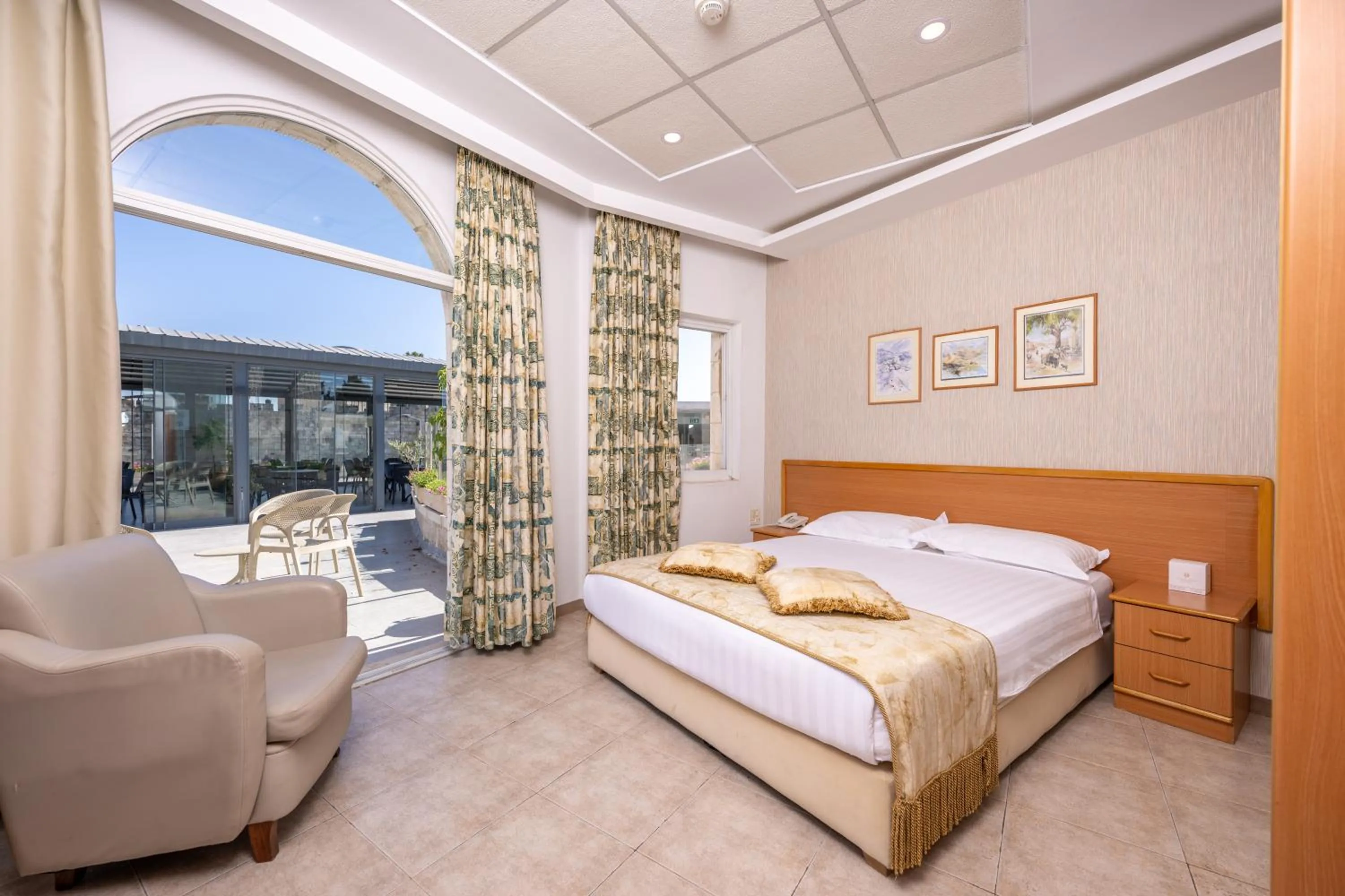 Bedroom, Bed in Golden Walls Hotel