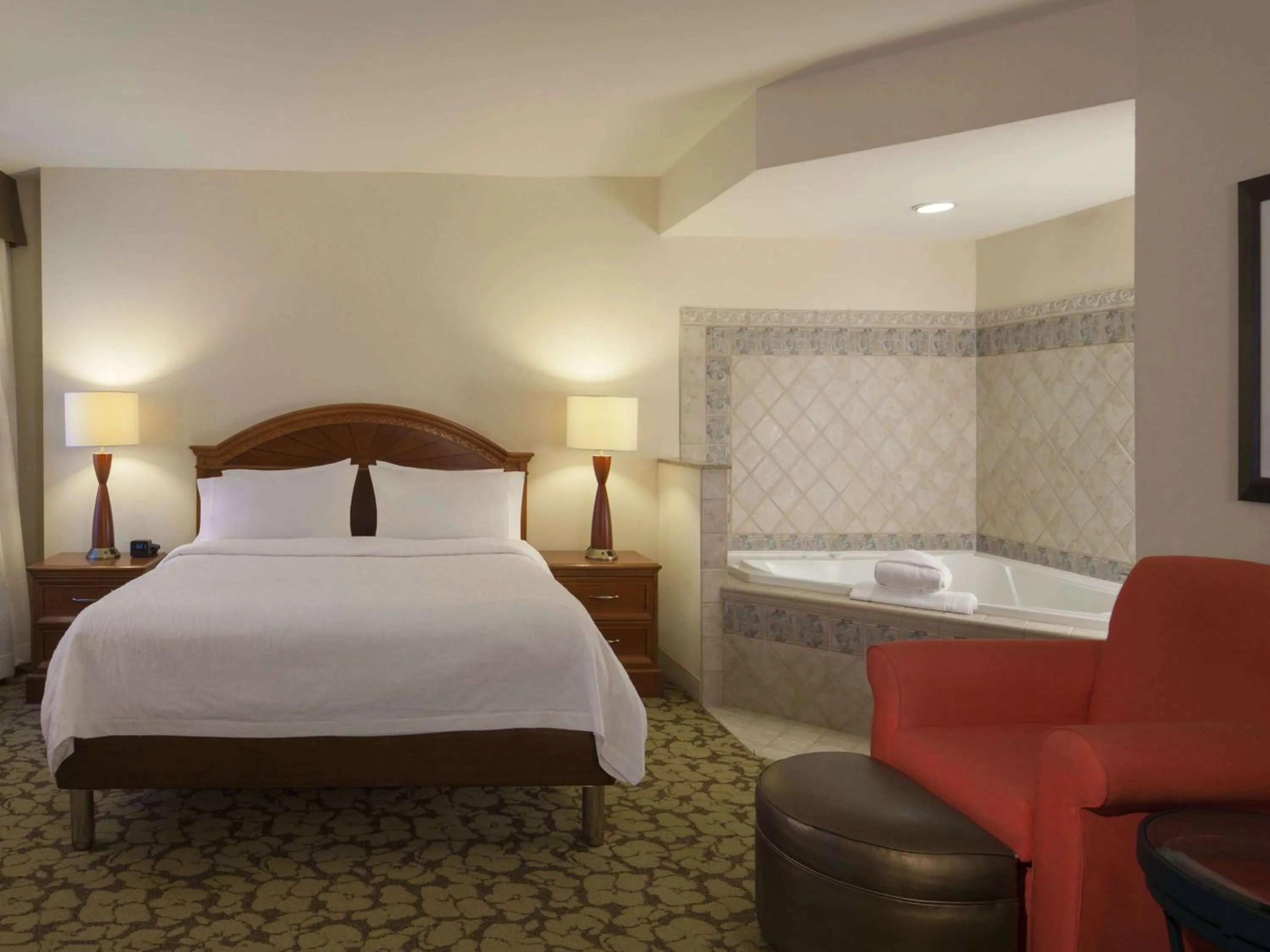 Bathroom, Bed in Hilton Garden Inn Virginia Beach Town Center