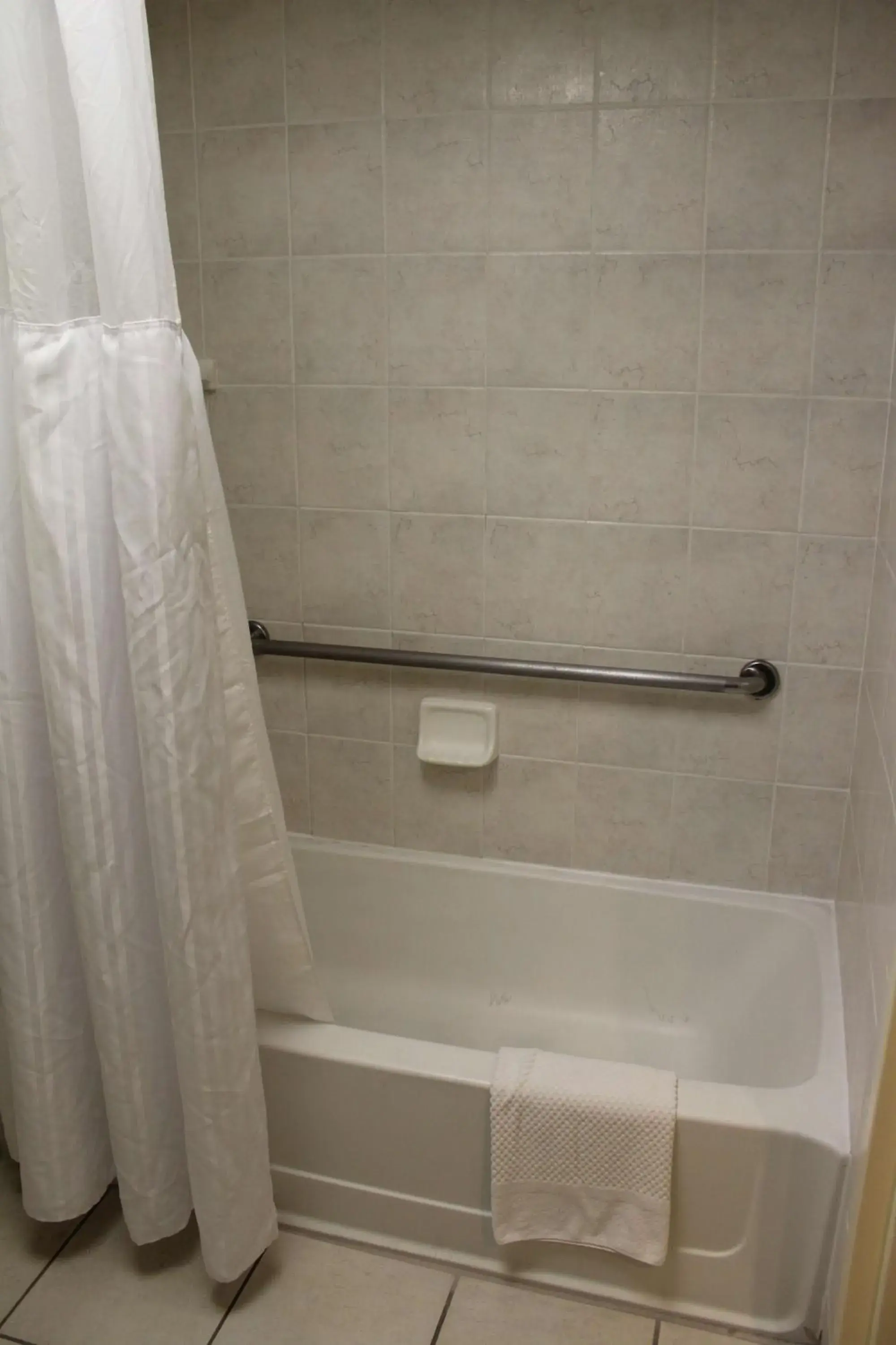 King Room with Accessible Tub - Mobility Access in Hilton Palm Beach PBI King Room with Accessible Tub - Mobility Access in Hilton Palm Beach PBI