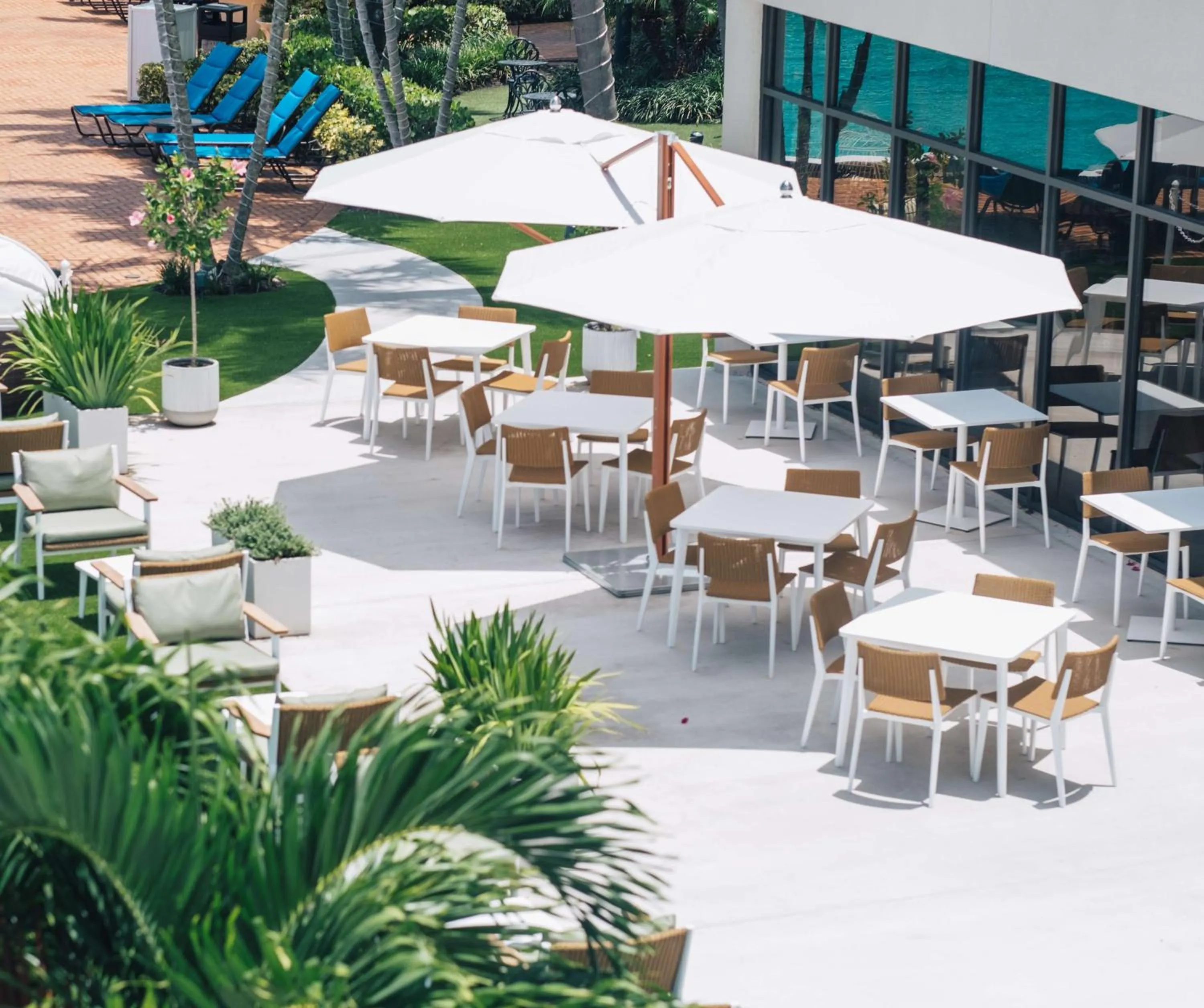 Dining area in Hilton Palm Beach PBI