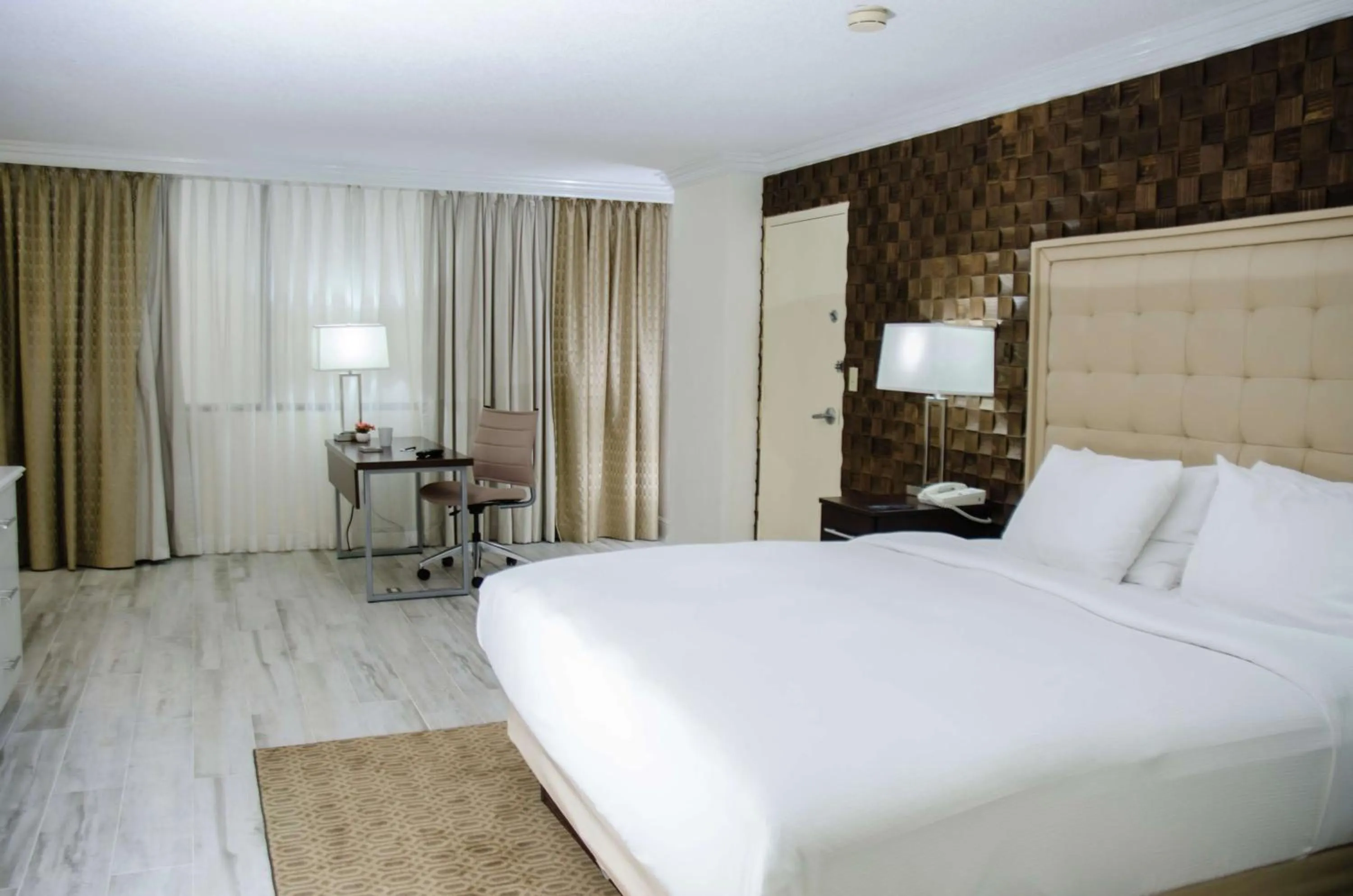 Bedroom, Bed in Hilton Palm Beach PBI