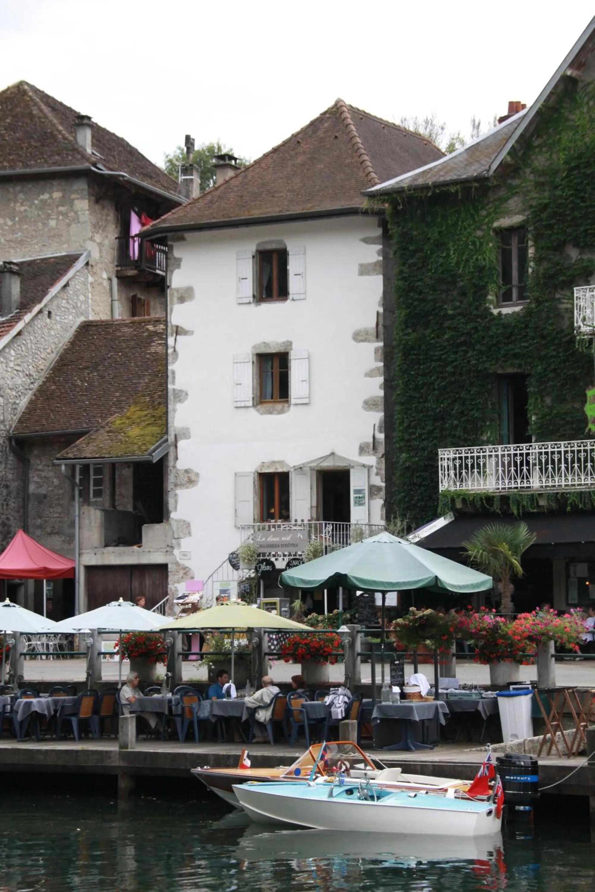 Property building in Le Doux Nid