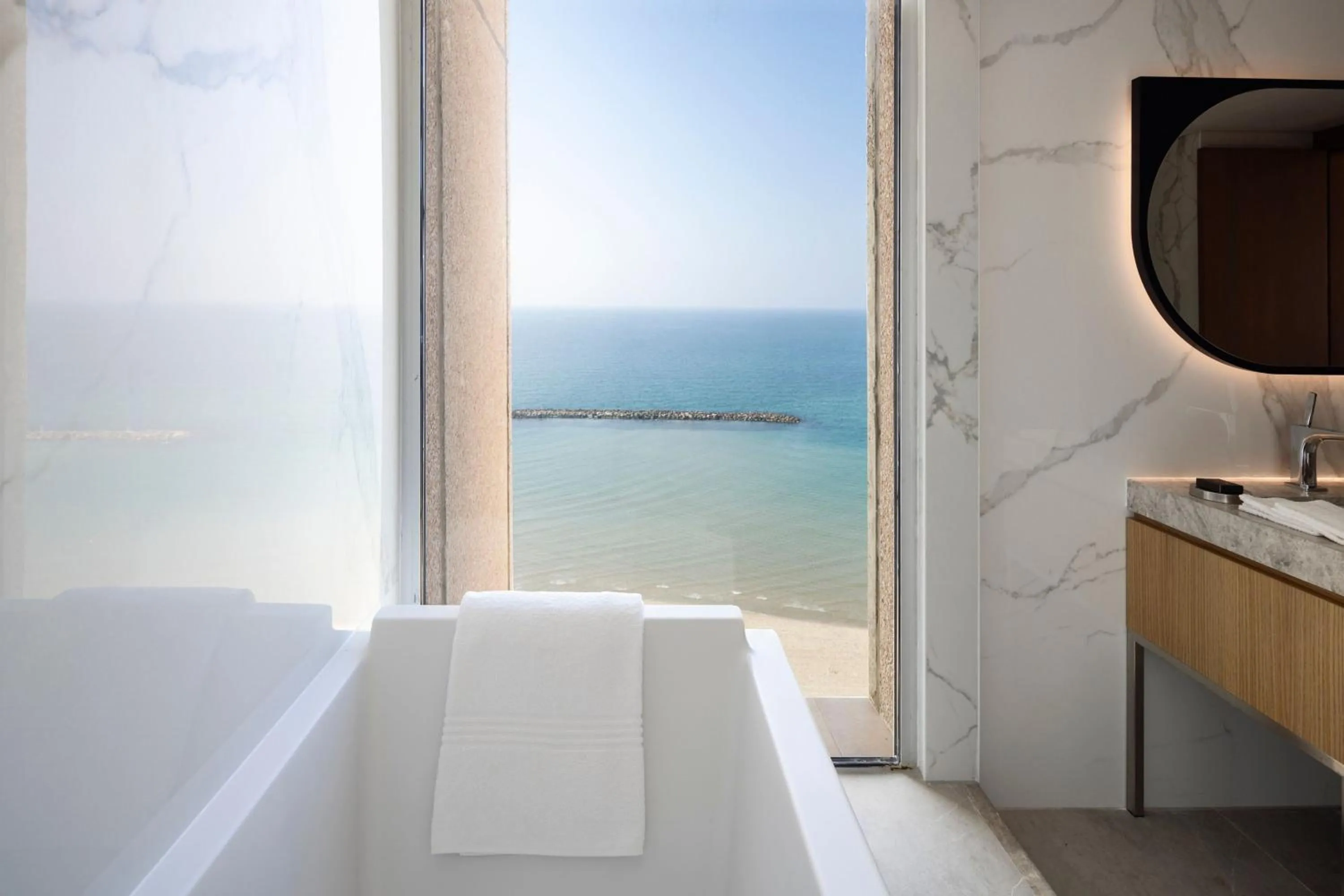 Bathroom, Bed in Sheraton Grand Tel Aviv