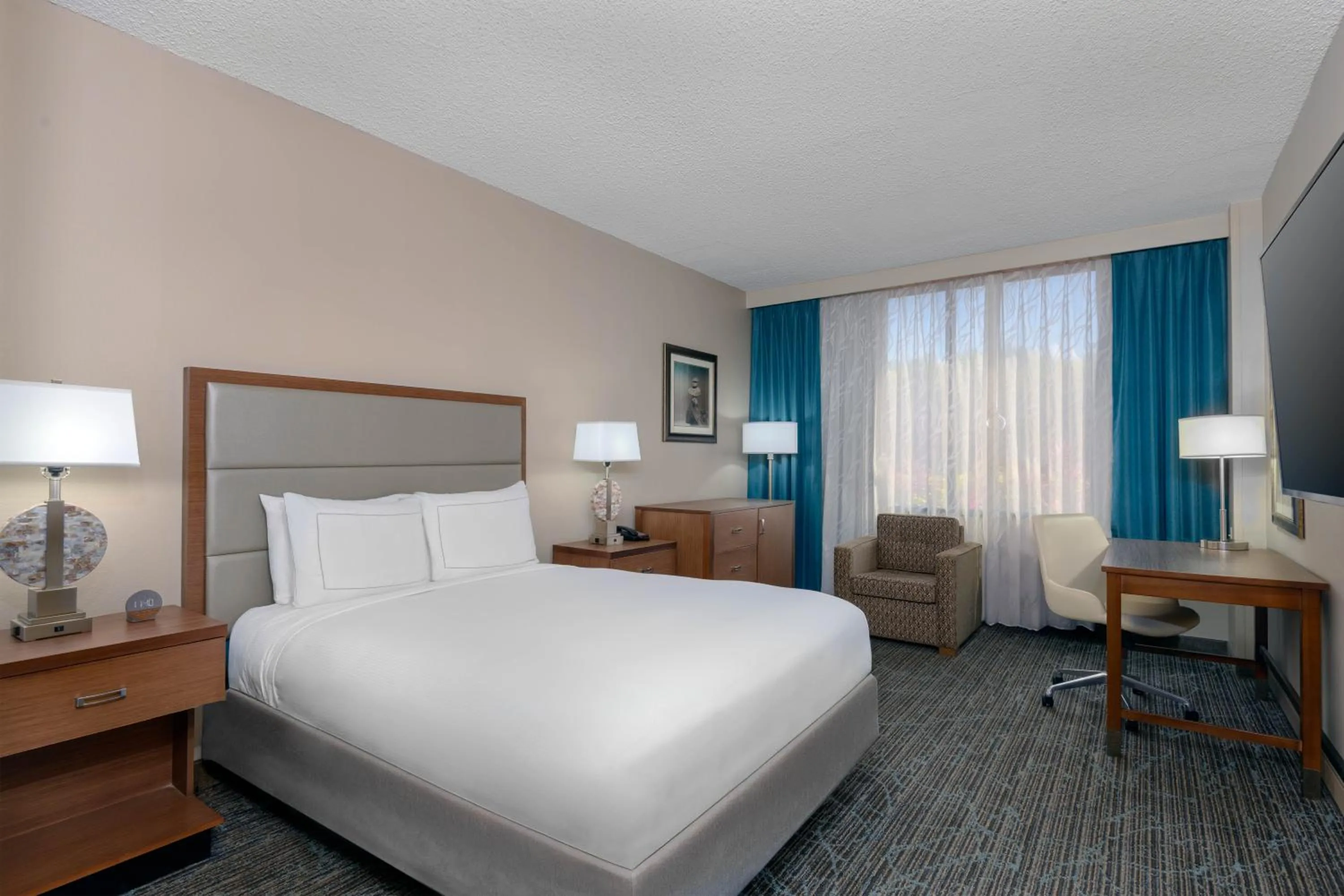 Bedroom, Bed in DoubleTree by Hilton Hotel West Palm Beach Airport