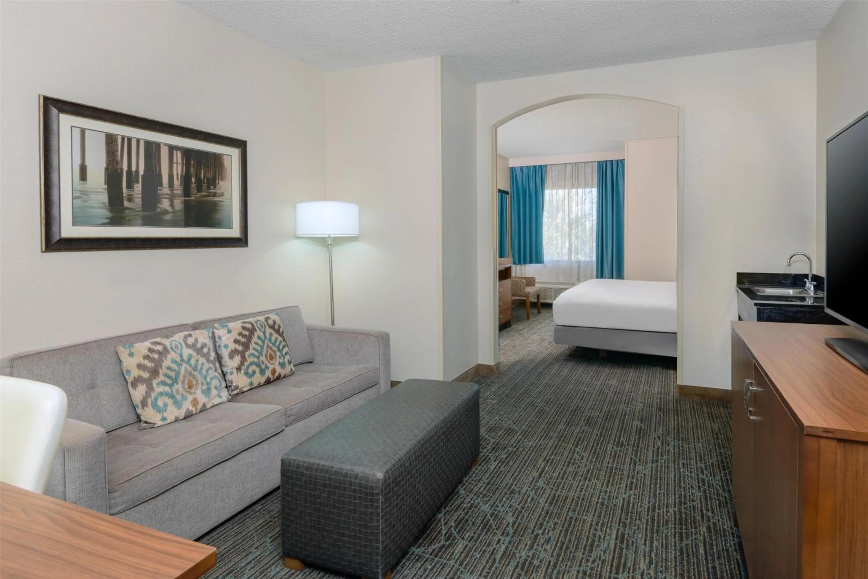 Living room, Bed in DoubleTree by Hilton Hotel West Palm Beach Airport