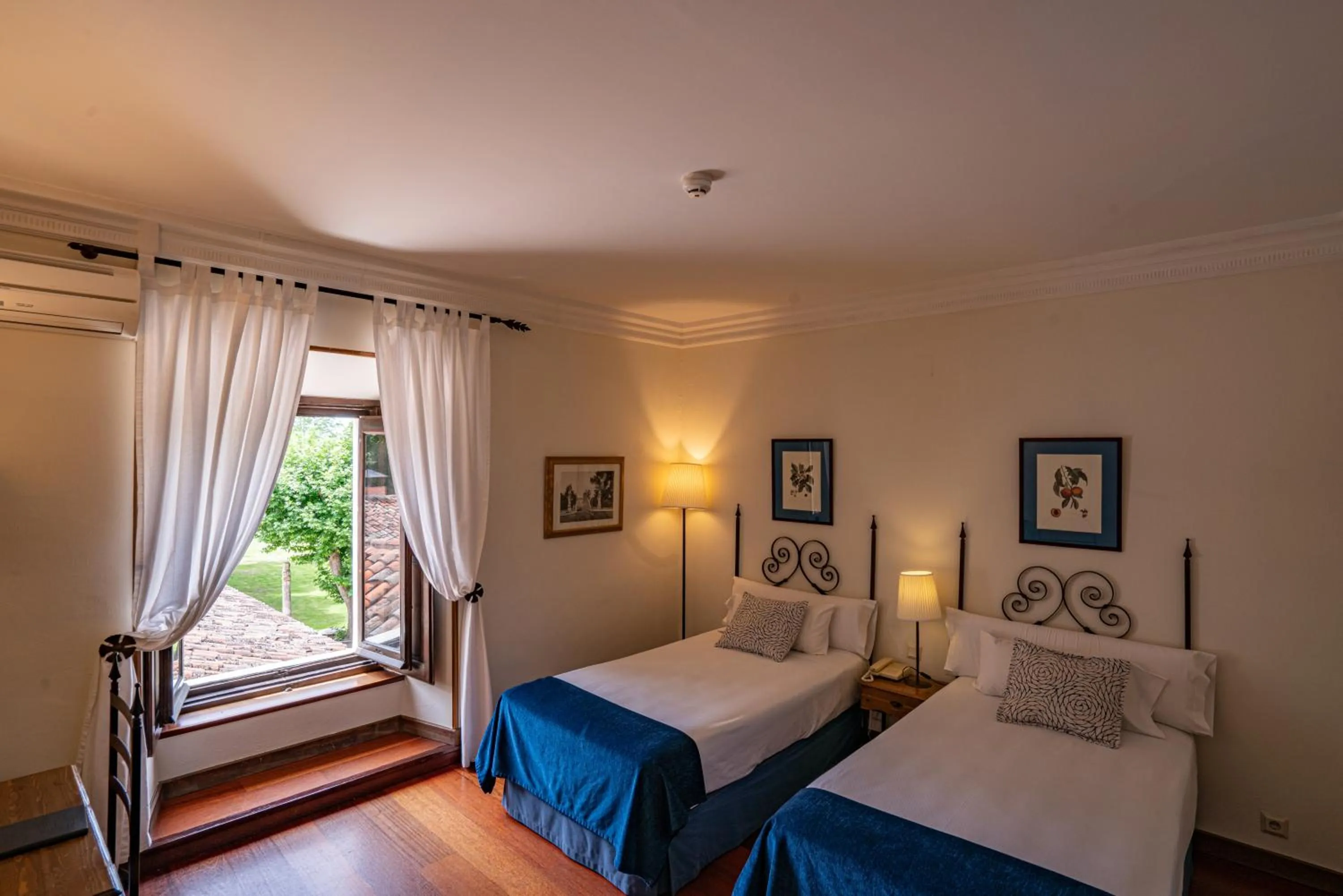 Bed in Hotel Real Monasterio de San Zoilo