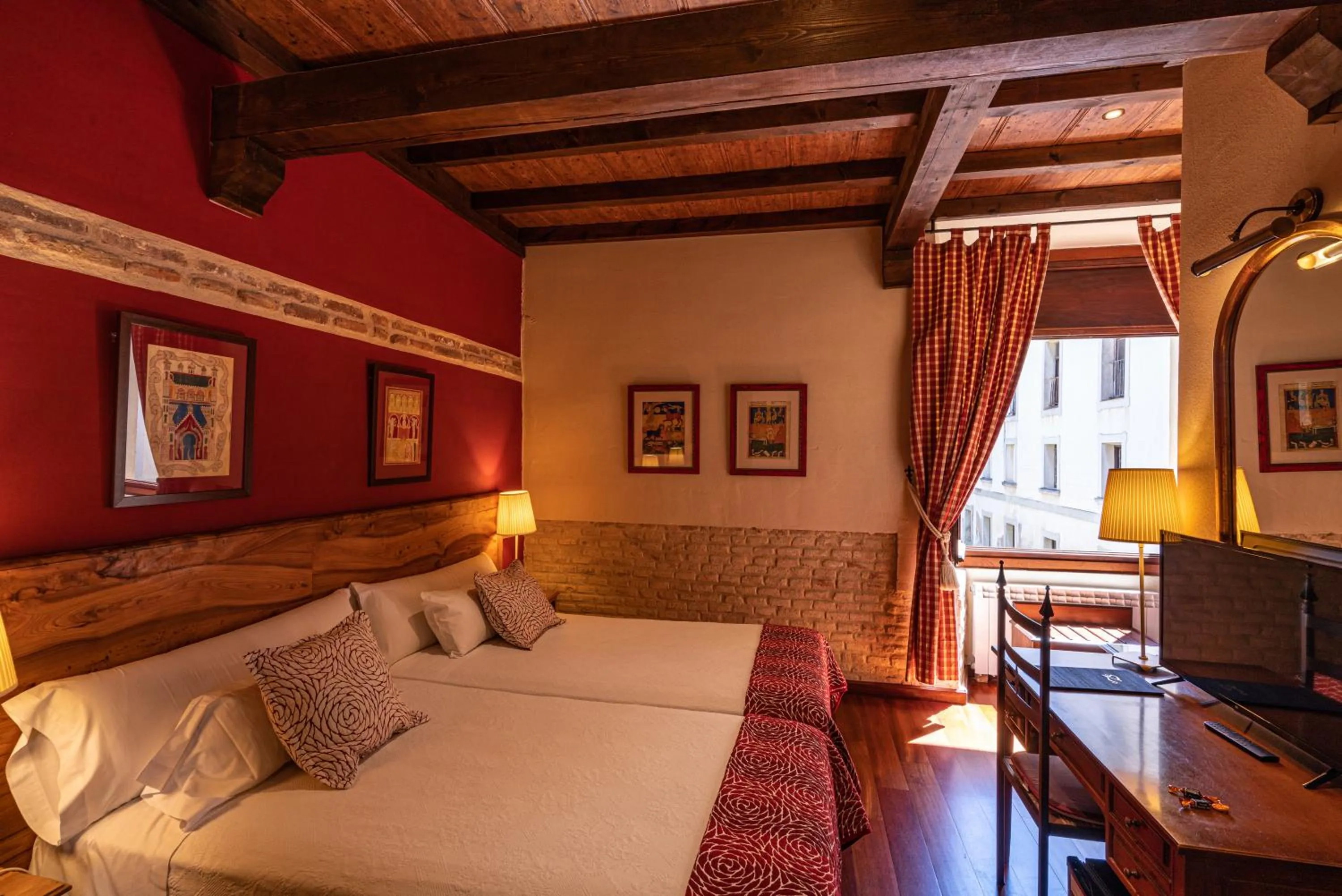 Bed in Hotel Real Monasterio de San Zoilo