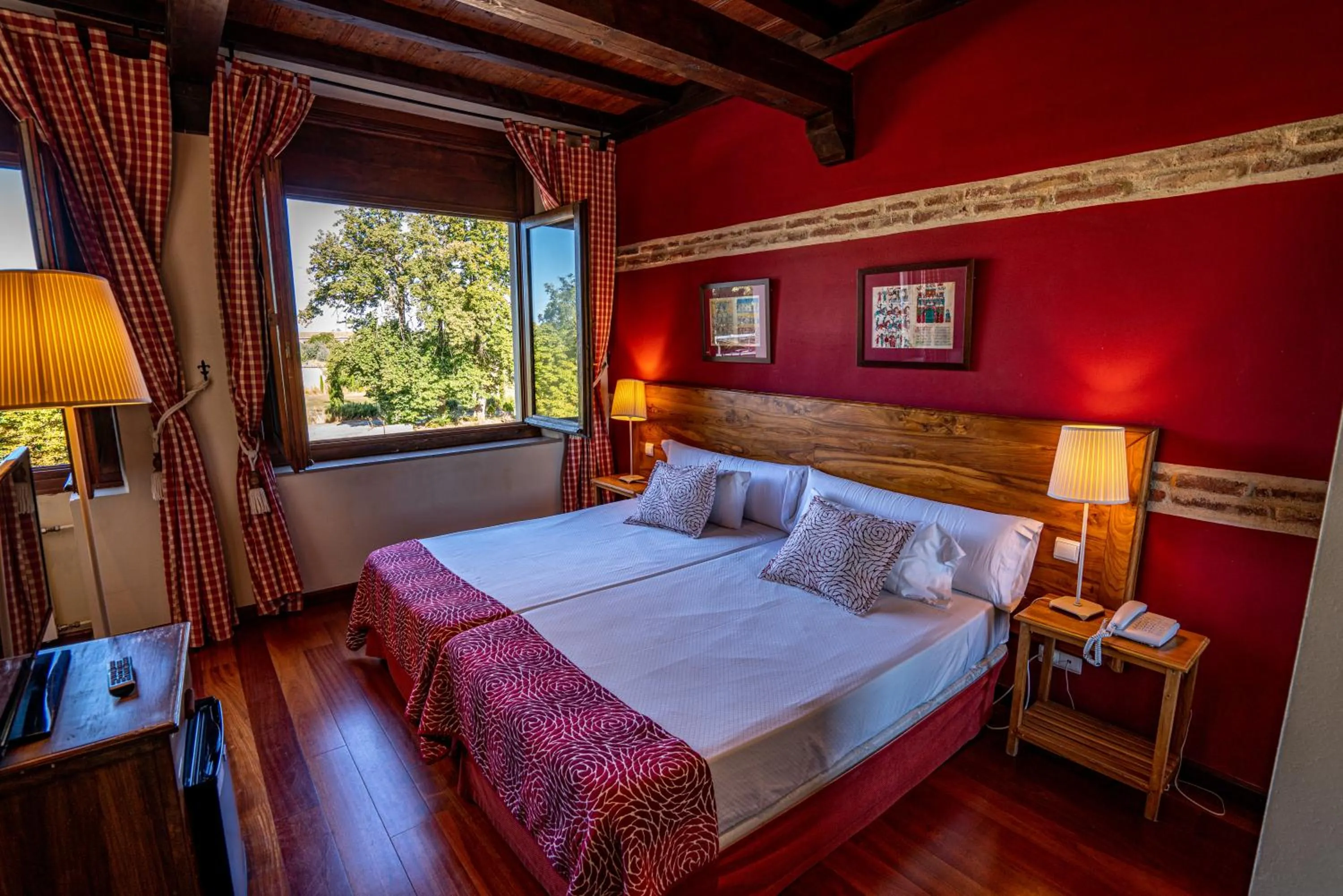 Bed in Hotel Real Monasterio de San Zoilo