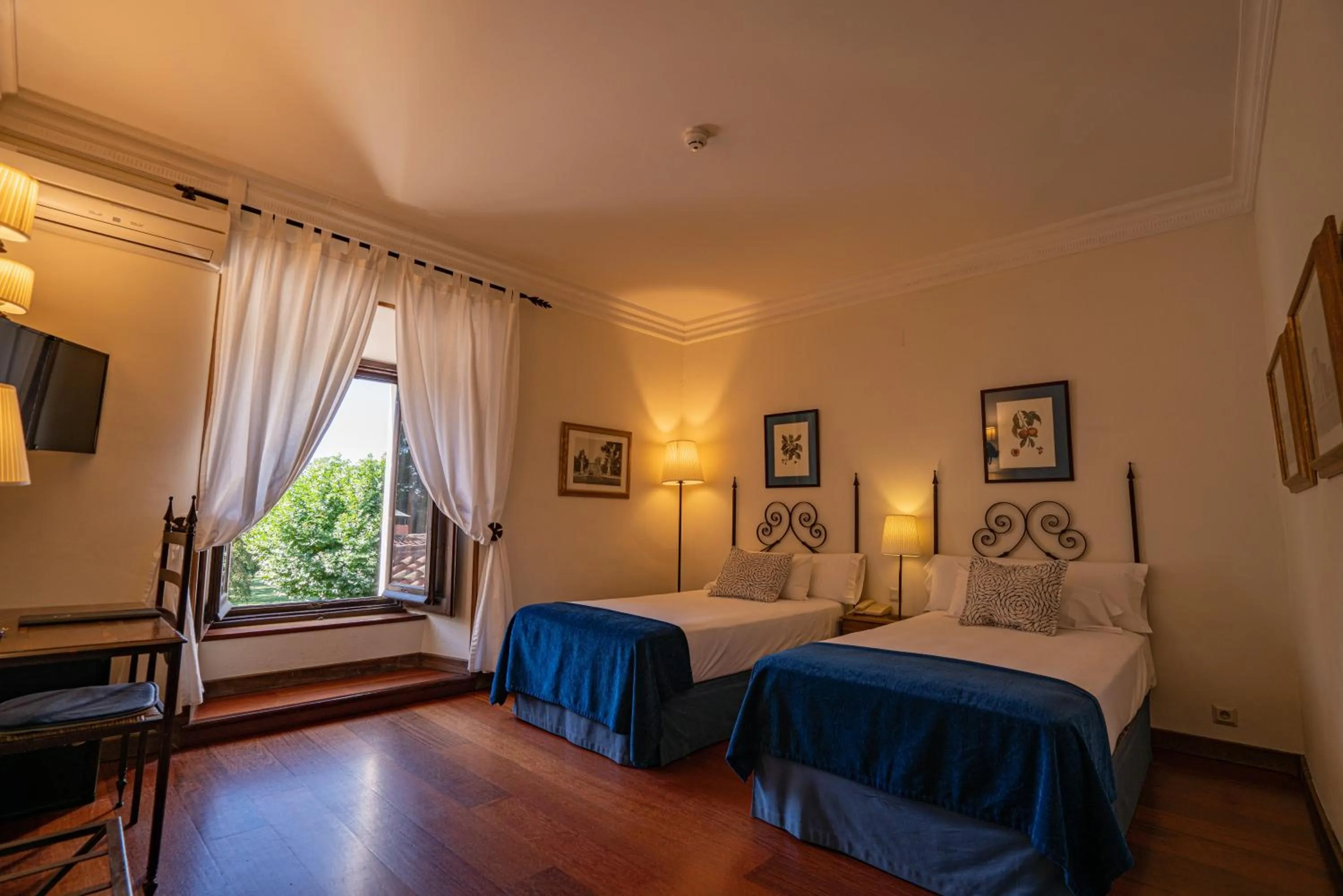 Bed in Hotel Real Monasterio de San Zoilo