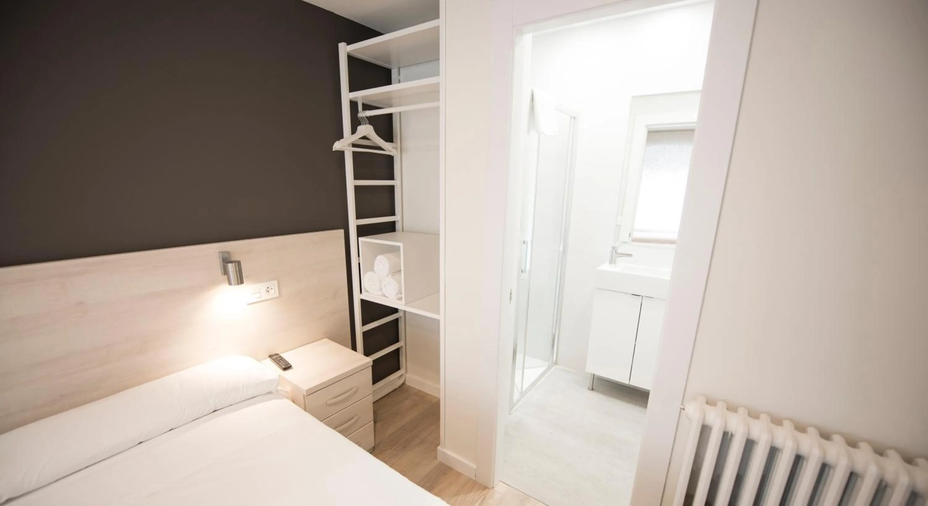 Bathroom, Bed in Happy Hostal Carrales