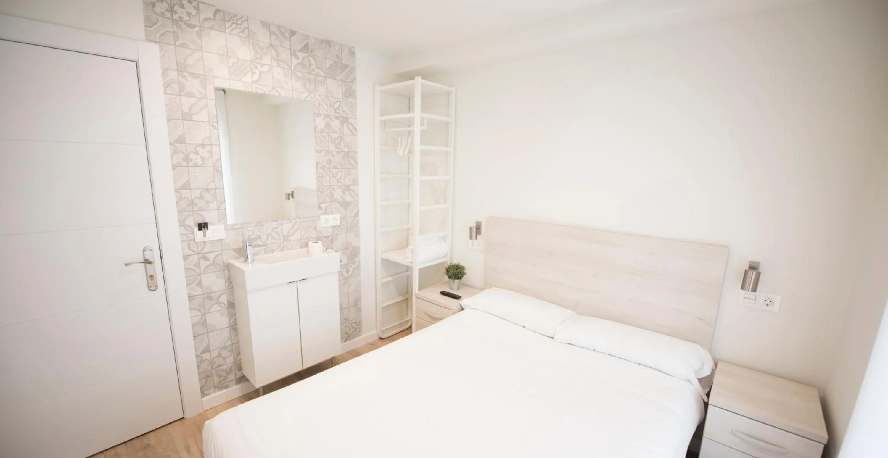 Toilet, Bed in Happy Hostal Carrales