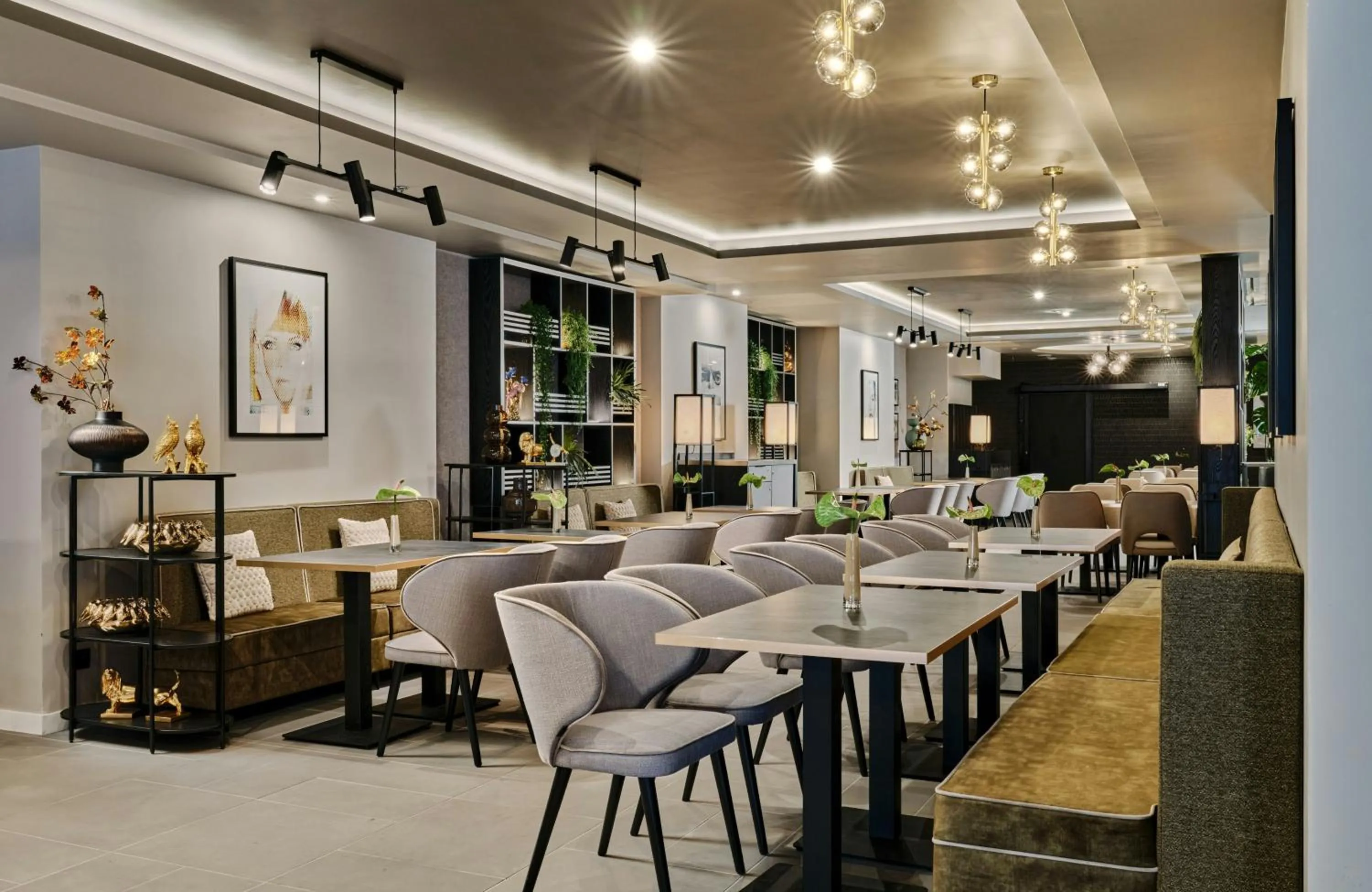 Lounge or bar in Leonardo Royal Hotel Warsaw